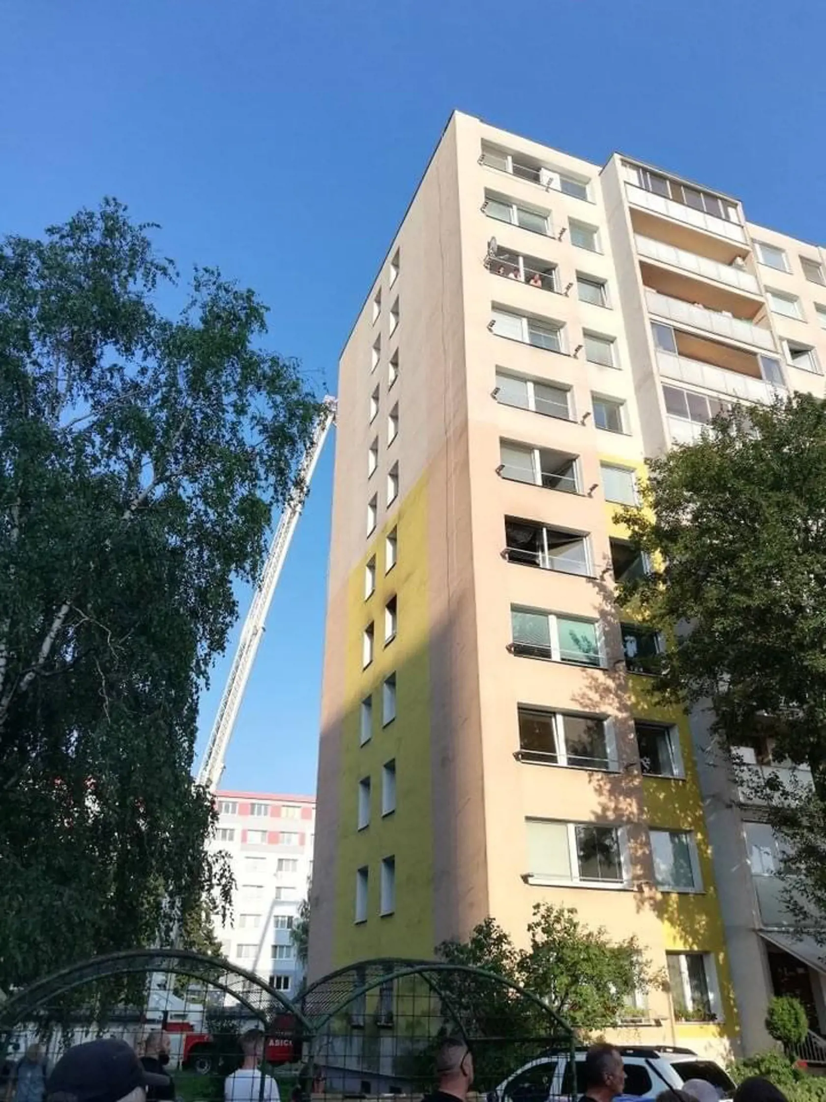 Pri požiari bytu na Nešporovej ulici sa zranilo viacero ľudí, jeden ťažko.