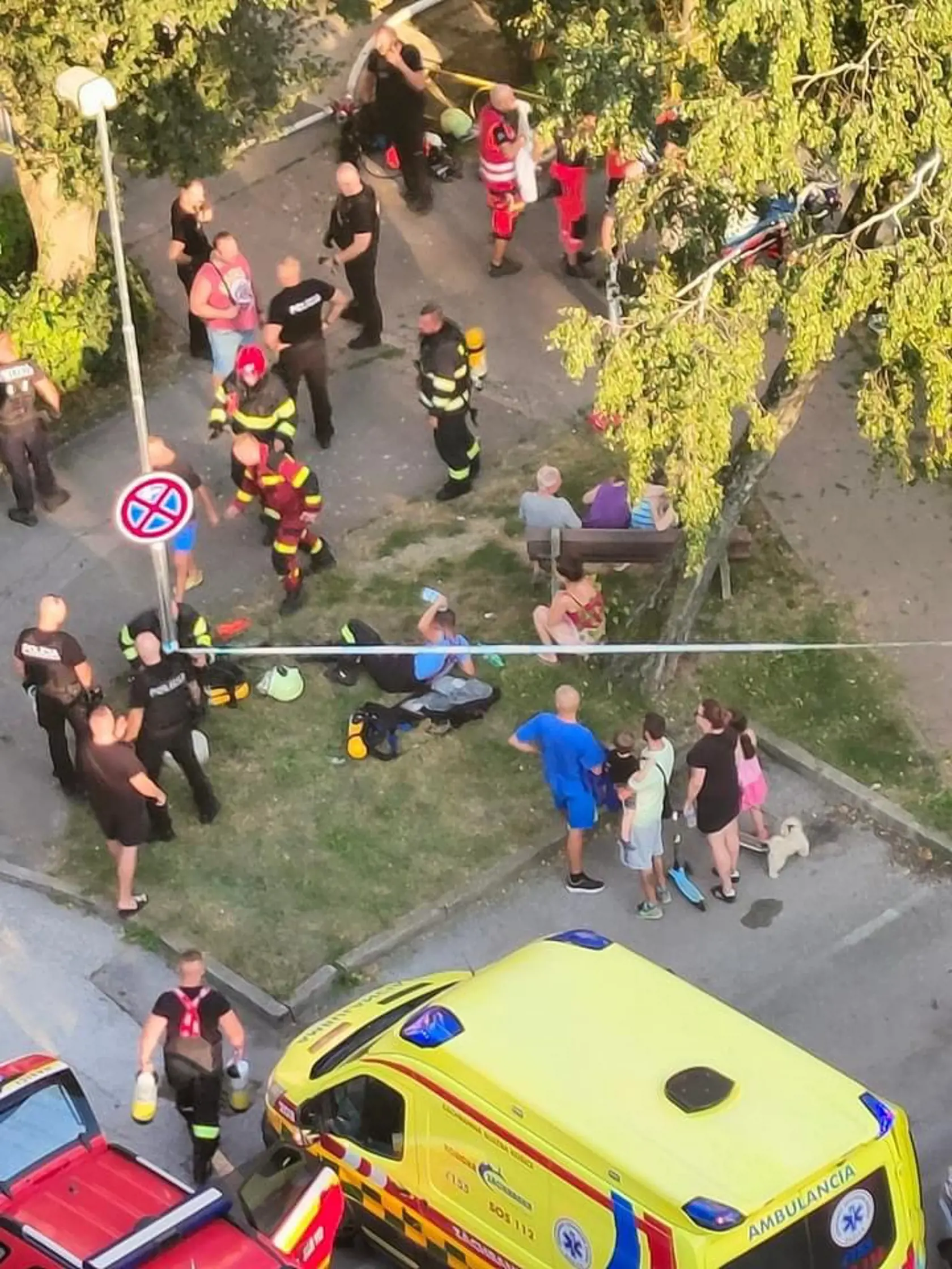 Na mieste je v súčasnosti zisťovateľ príčin požiarov, zatiaľ nie je jasné, prečo sa oheň v byte rozšíril, ani aké ďalšie časti bytovky poškodil.