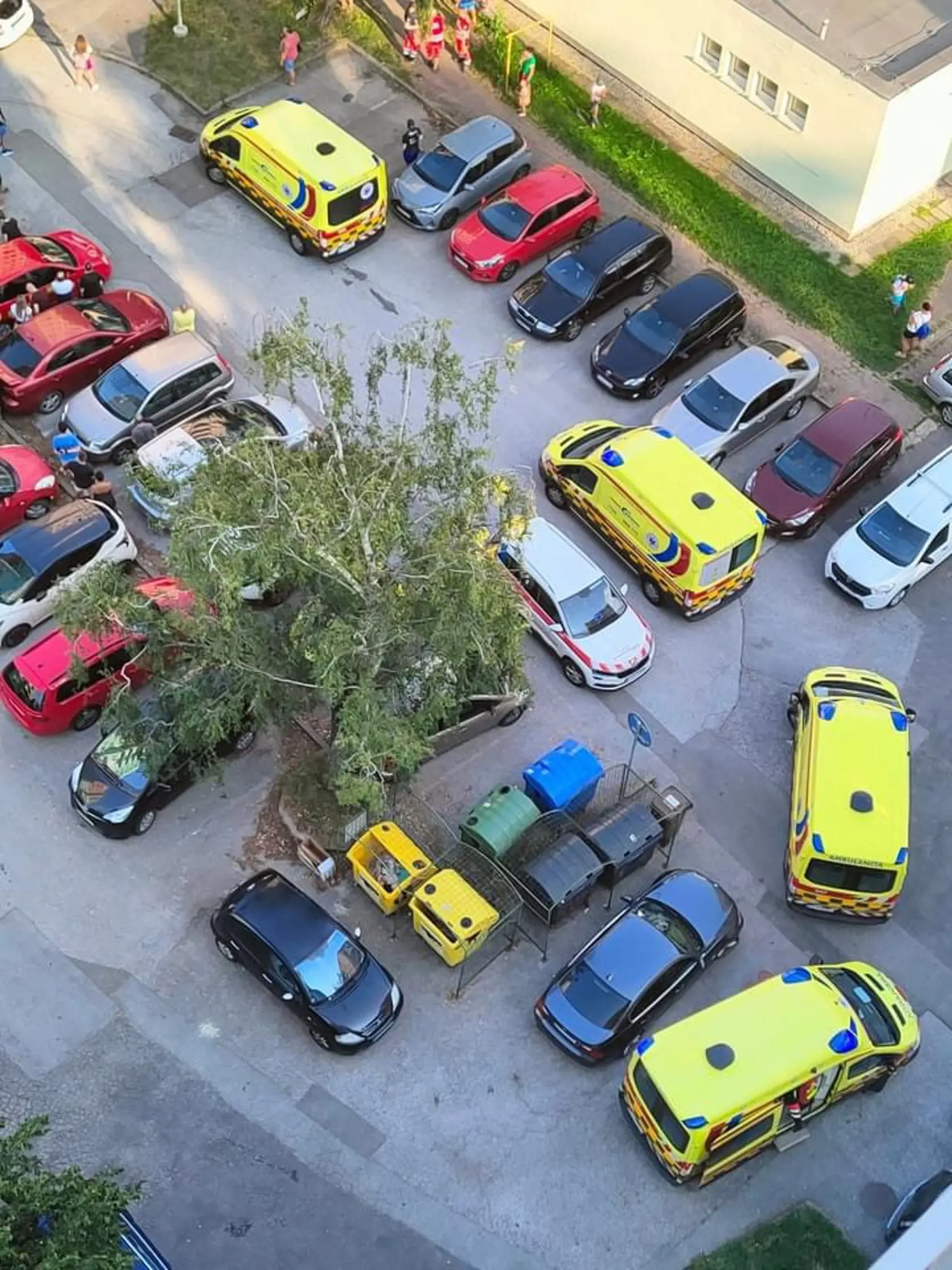 Oheň je aktuálne uhasený, na mieste však stále zasahujú hasiči, ktorí odvetrávajú priestory. Obyvateľov bytovky museli evakuovať.