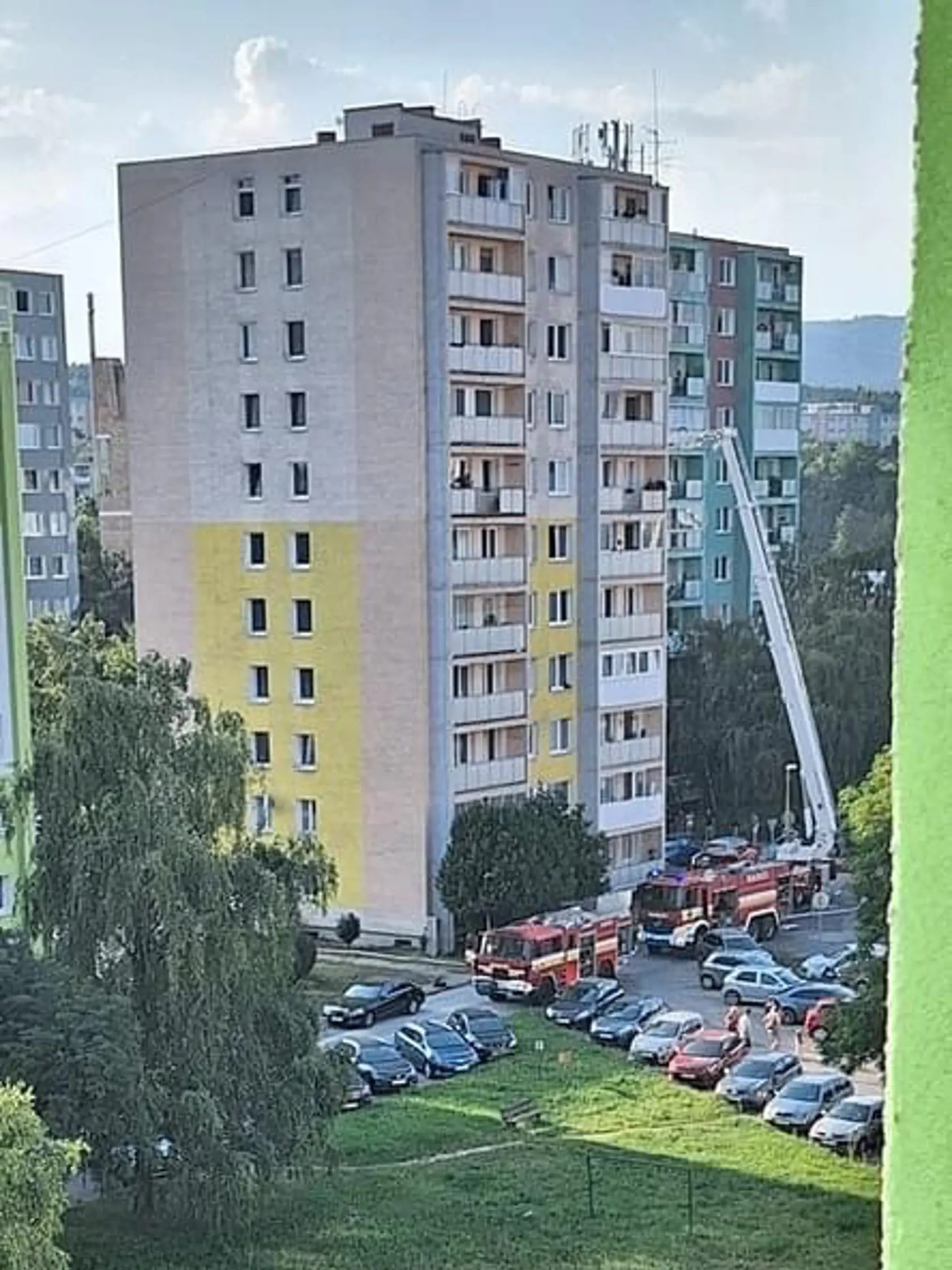 Na mieste je v súčasnosti zisťovateľ príčin požiarov, zatiaľ nie je jasné, prečo sa oheň v byte rozšíril, ani aké ďalšie časti bytovky poškodil.