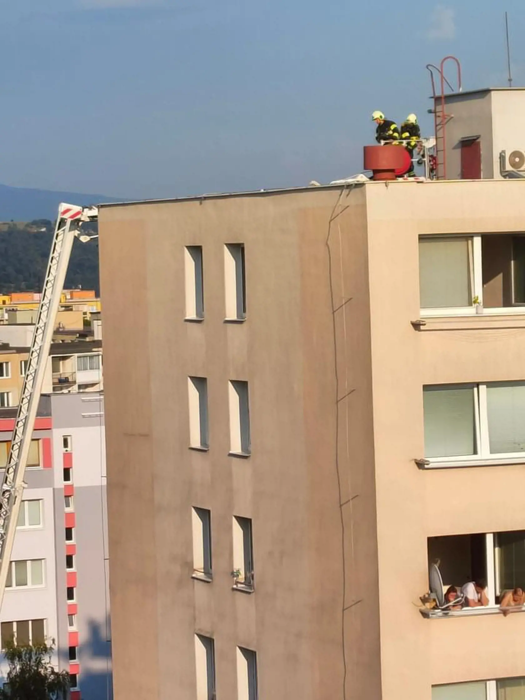 Pri požiari bytu na Nešporovej ulici v Košiciach sa zranilo niekoľko ľudí, jeden z nich ťažko.