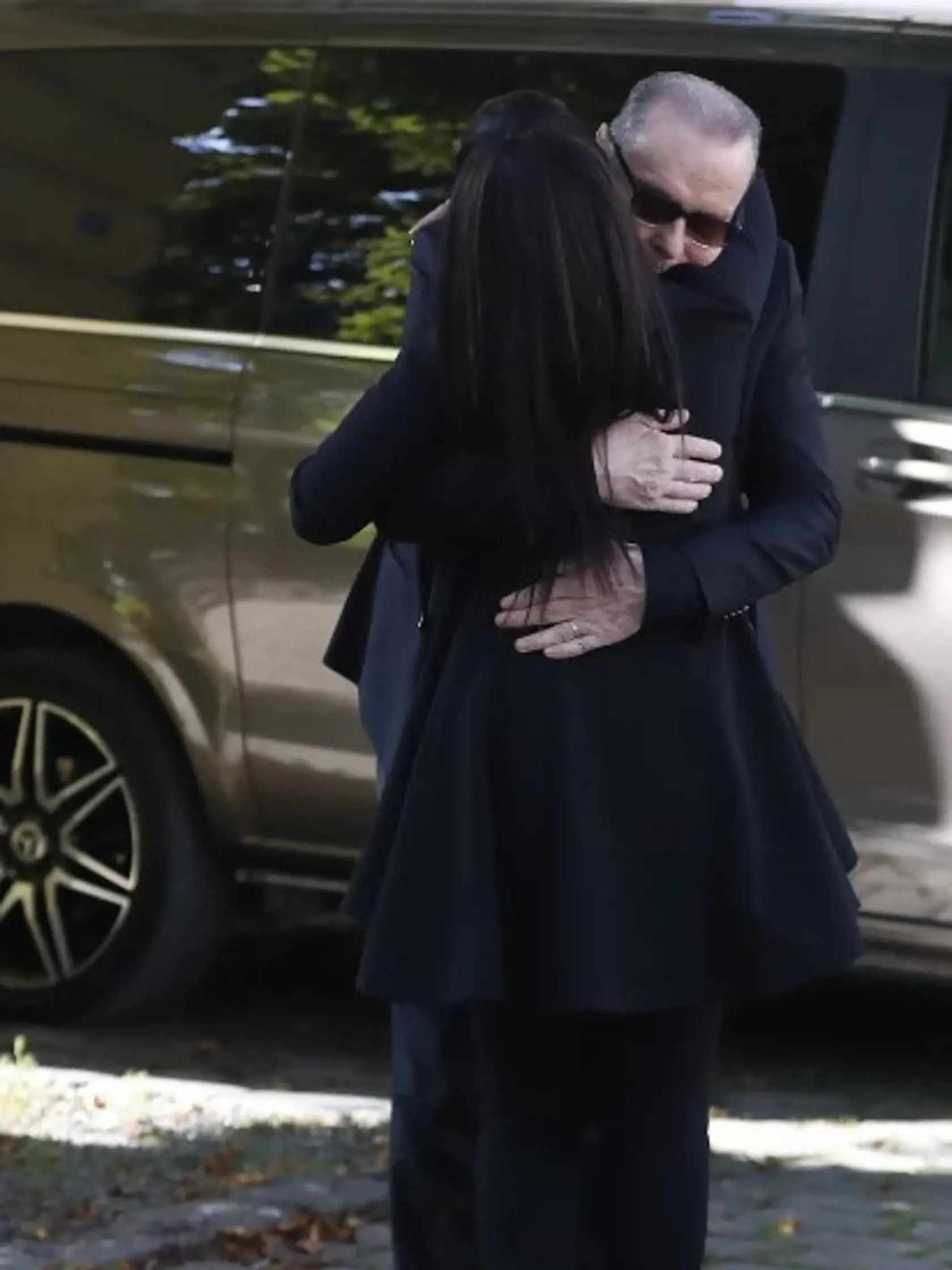 Štefan Margita v objatí s Luciou Bílou. Aj zažartovala, na čo sa Margita aspoň jemne usmial.