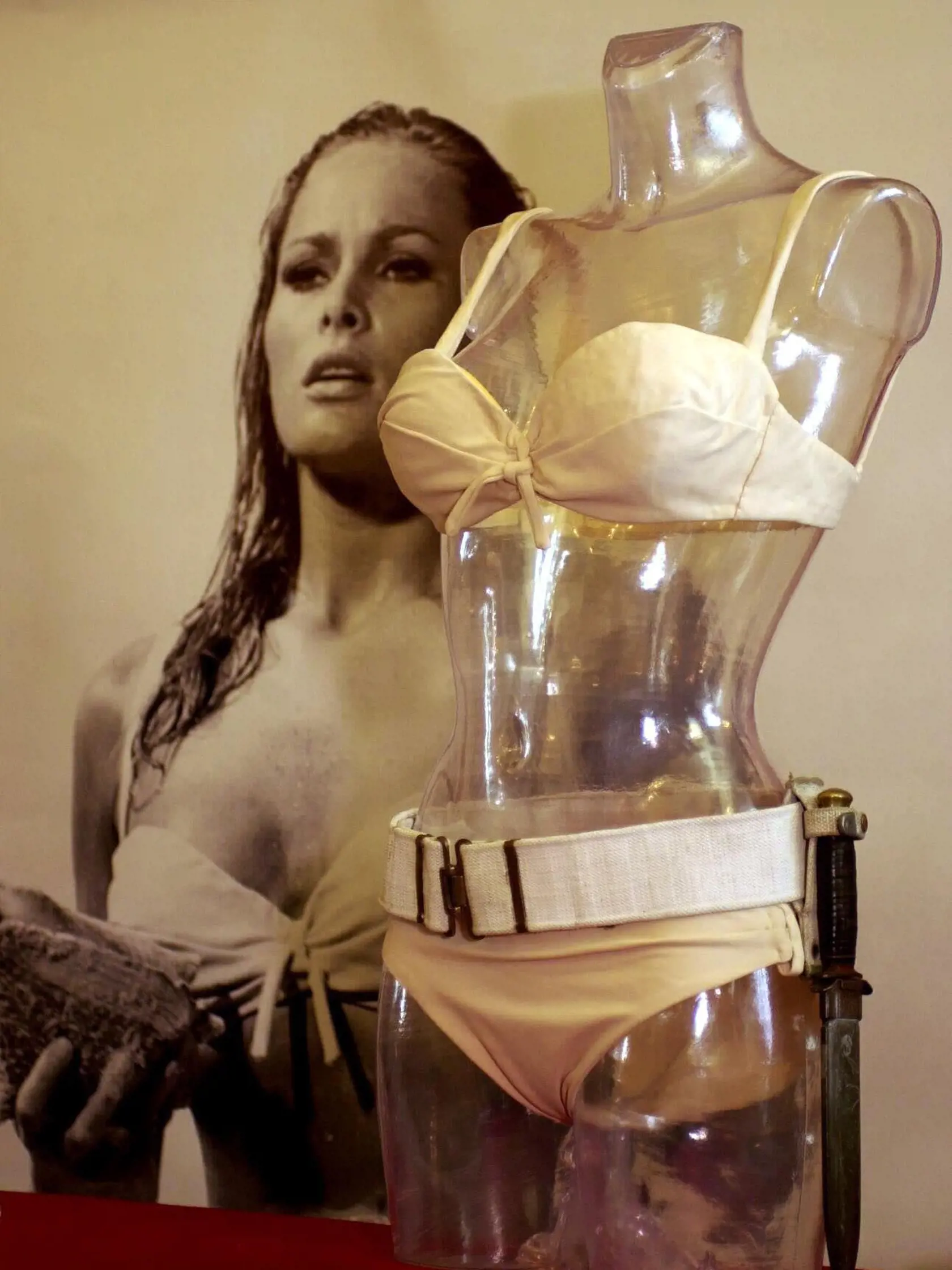Vďaka bielym bikinám sa z prvej Bond girl, herečky Ursuly Andress, stála sexbomba. Jednoduché plavky je takpovediac otvorili dvere do sveta šoubiznisu.