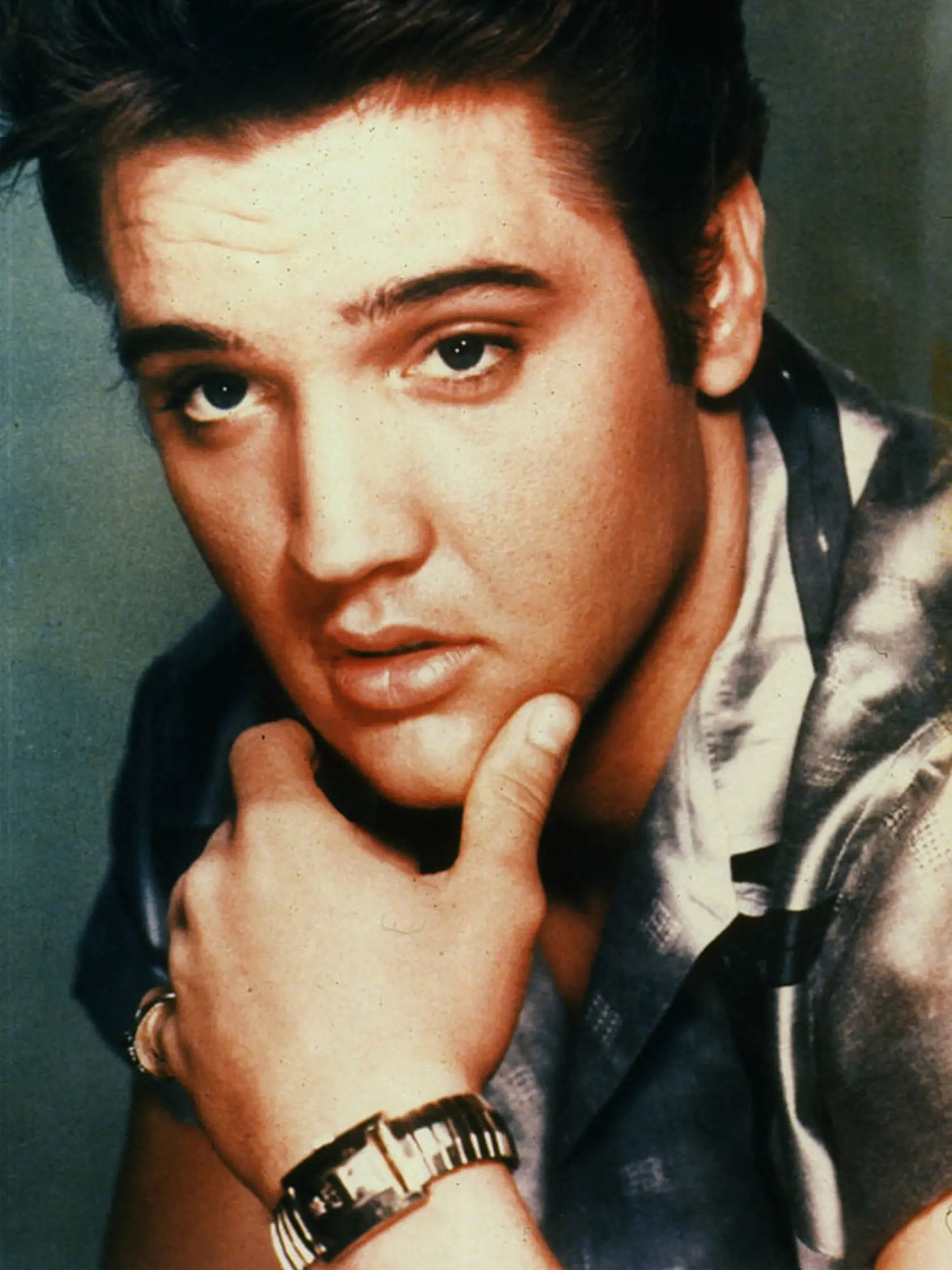 Elvis Presley je známy ako kráľ rokenrolu. Aj po všetkých tých rokoch je považovaný za jedného z najvplyvnejších hudobníkov všetkých čias, najmä ak vezmeme do úvahy, že bol jedným z prvých, ktorý priniesol rockovú hudbu do mainstreamovej hudby.