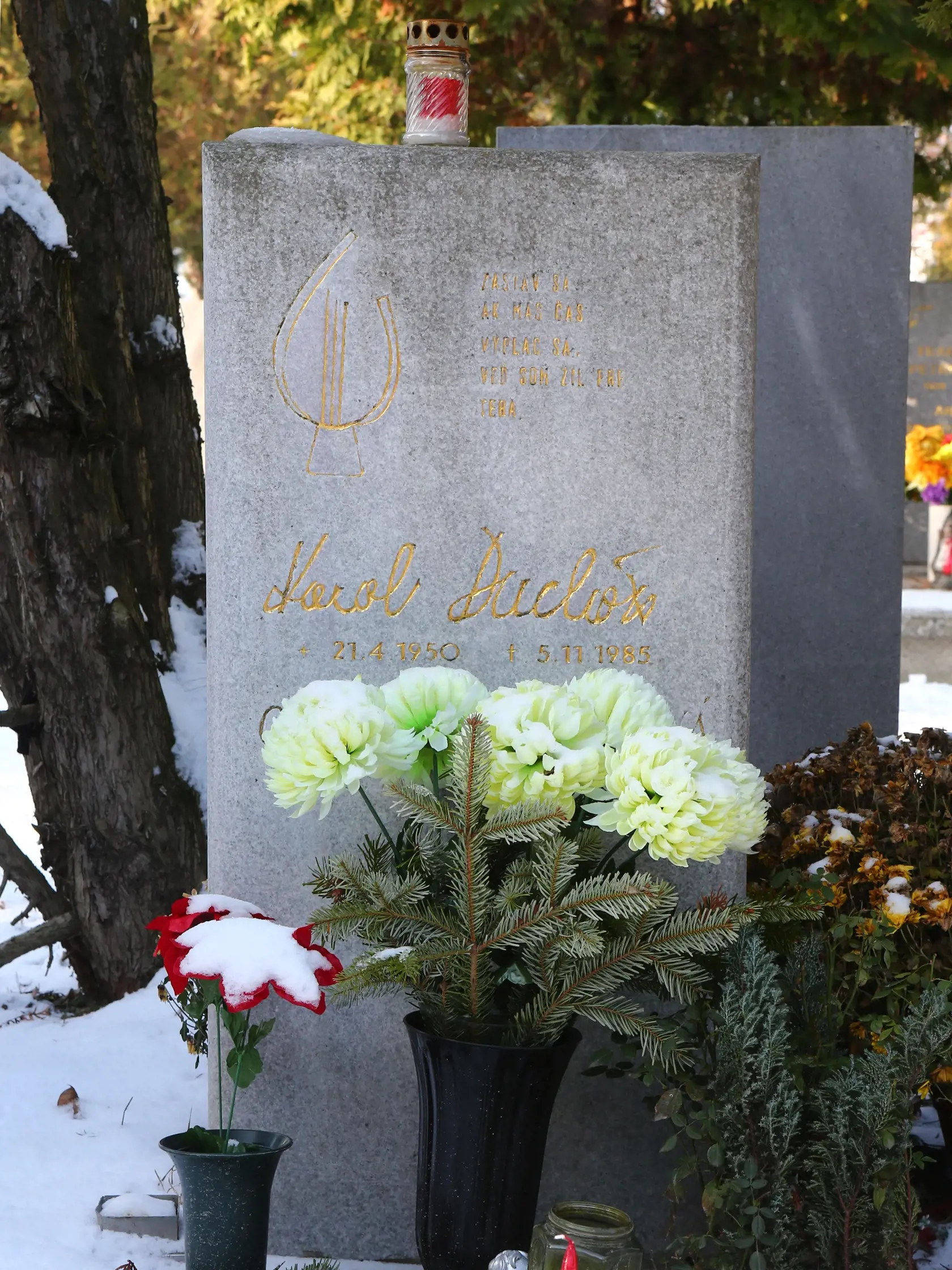 Ľudia: Karol Duchoň - hrob. Príbuzní známho slovenského speváka Karola Duchoňa nemala v januári 2016 zaplatené za jeho hrobové miesto na vrakuňskom cintoríne v Bratislave.