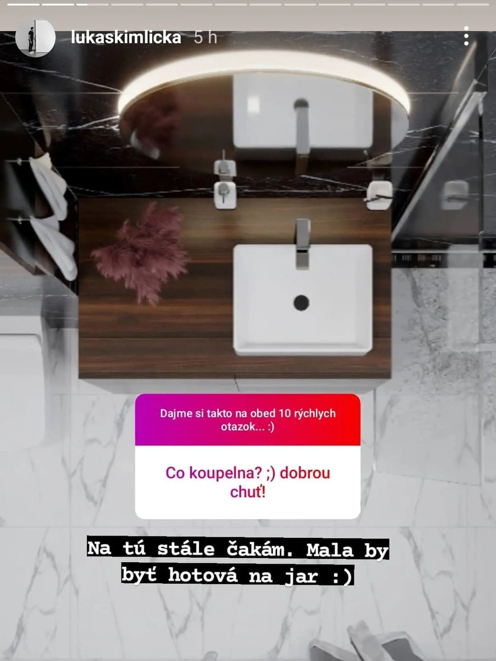 Na kúpeľňu si musí Lukáš ešte počkať.