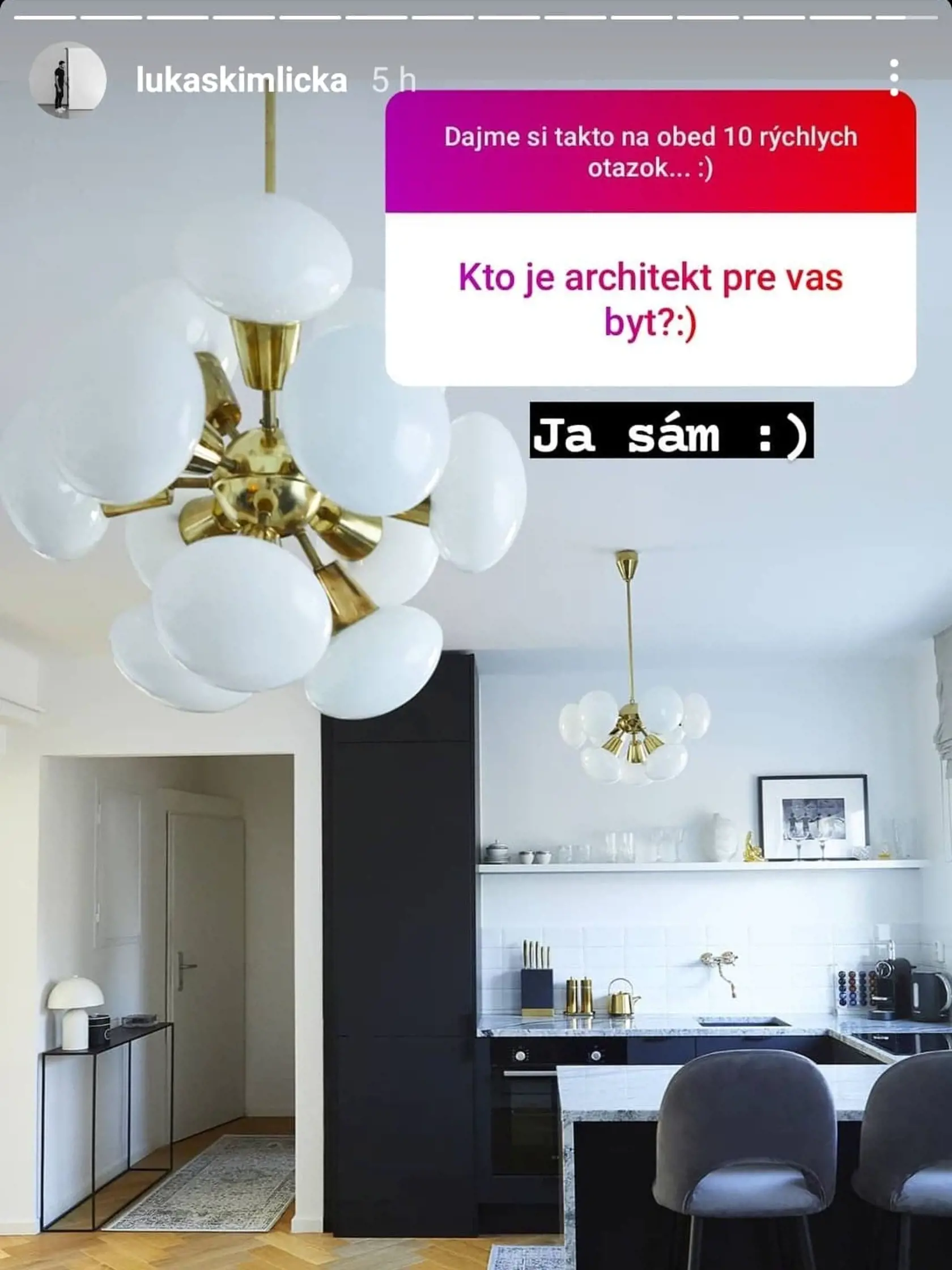 Všetko v byte si Lukáš vymyslel sám.