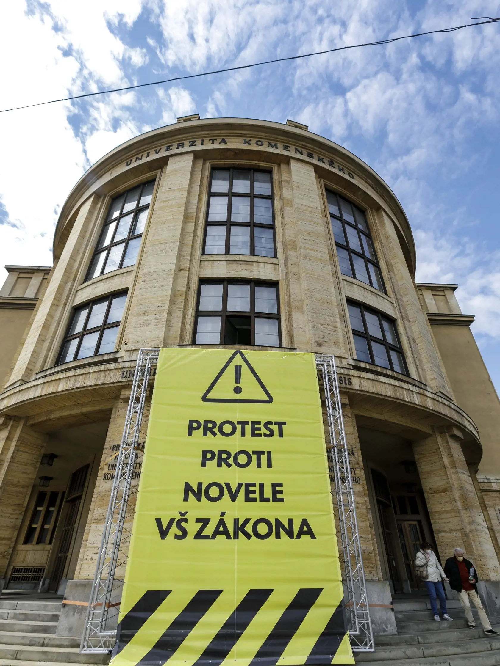 Univerzita Komenského (UK) v Bratislava pokračuje v proteste proti návrhu novely zákona o vysokých školách a trvá na zachovaní akademických práv a slobôd. Na snímke transparent na hlavnej budove UK v Bratislave 28. apríla 2021. FOTO TASR - Dano Veselský