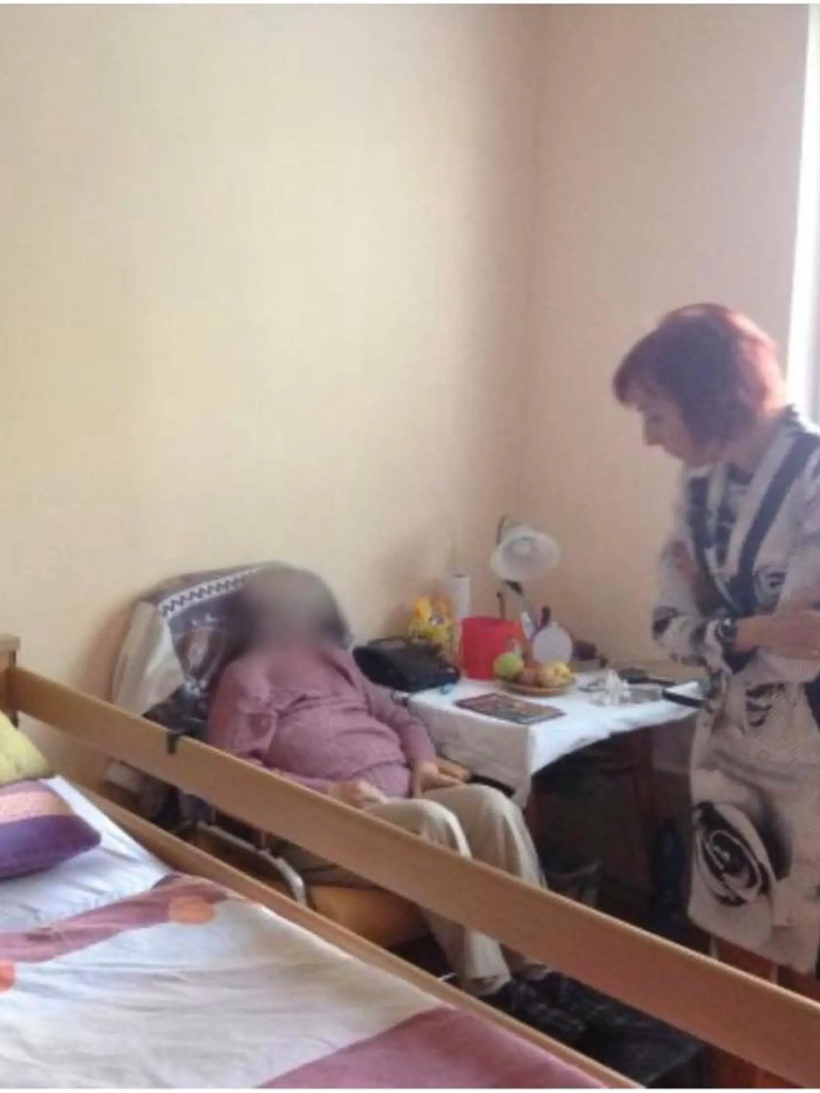 HRÔZOSTRAŠNÉ zaobchádzanie so seniormi v Prievidzi: Takto ich týral personál!