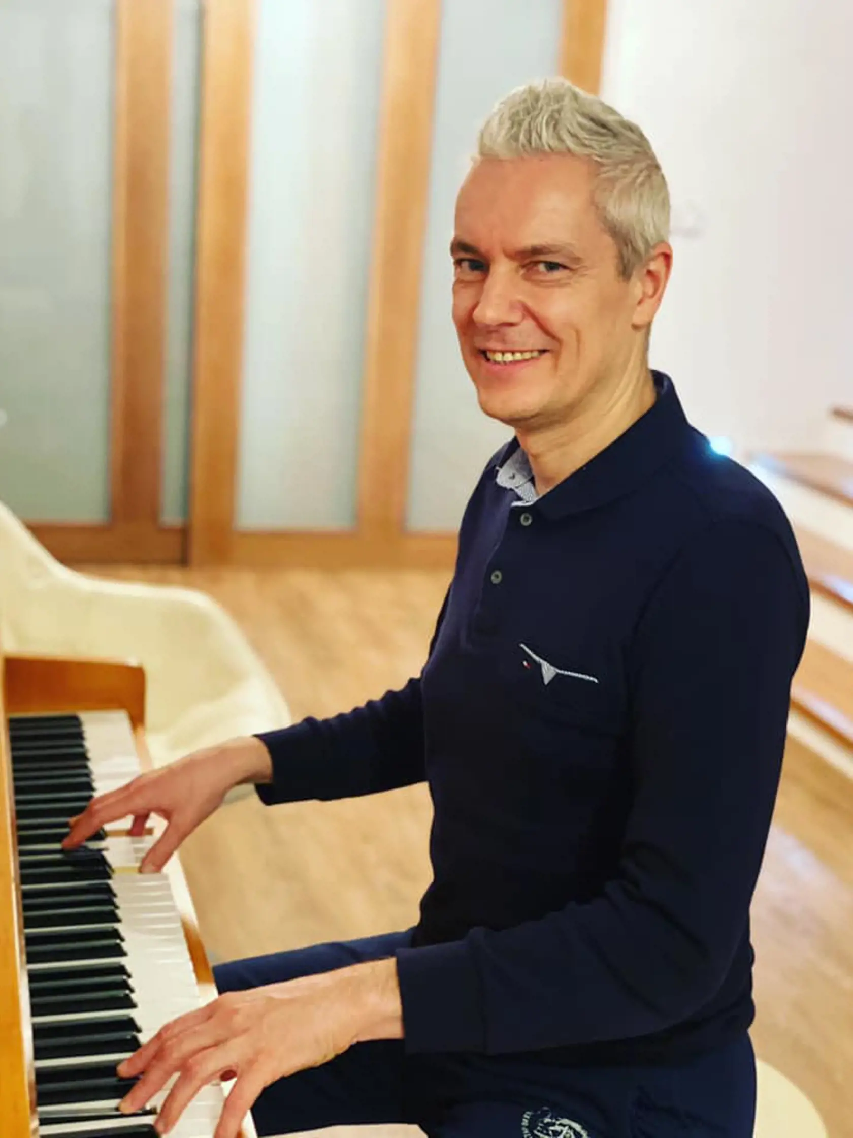 Fešák na fotografii nie je žiadny hudobný skladateľ, ale Ján Ferenčák (46), primátor Perly pod Tatrami, mesta Kežmarok. Nielen domáce dámy rady hovoria, že ich prvý muž mesta je veľký fešák, ale všimlo si to nežnejšie pohlavie aj z iných kútov Slovenska.