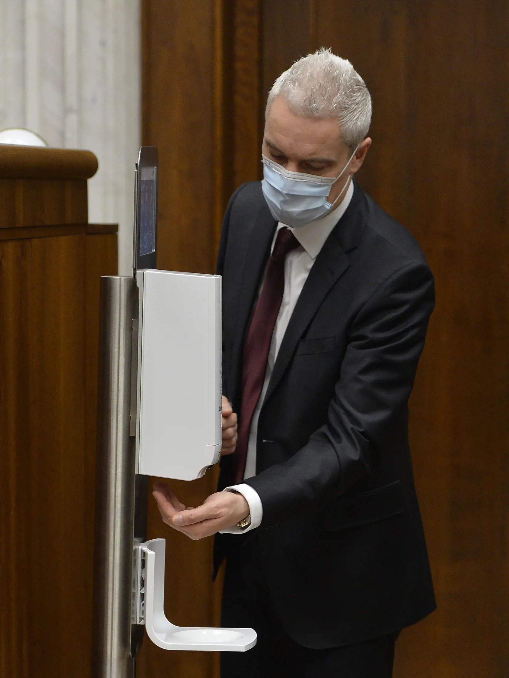 Na snímke Ján Ferenčák (SMER-SD) si dezinfikuje ruky v rokovacej sále pred ustanovujúcou schôdzou Národnej rady Slovenskej republiky (NR SR) VIII. volebného obdobia 20. marca 2020 v Bratislave. FOTO TASR - Michal Svítok 
