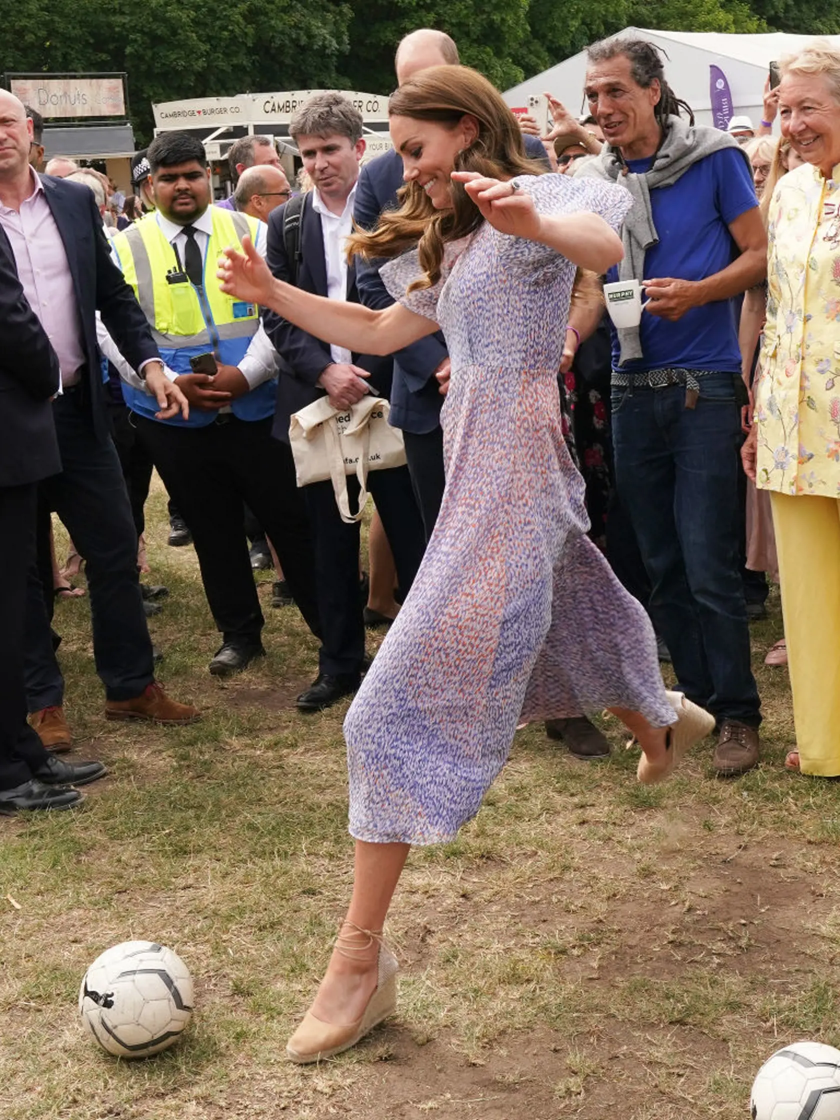 Vojvodkyňa Kate si zahrala futbal.