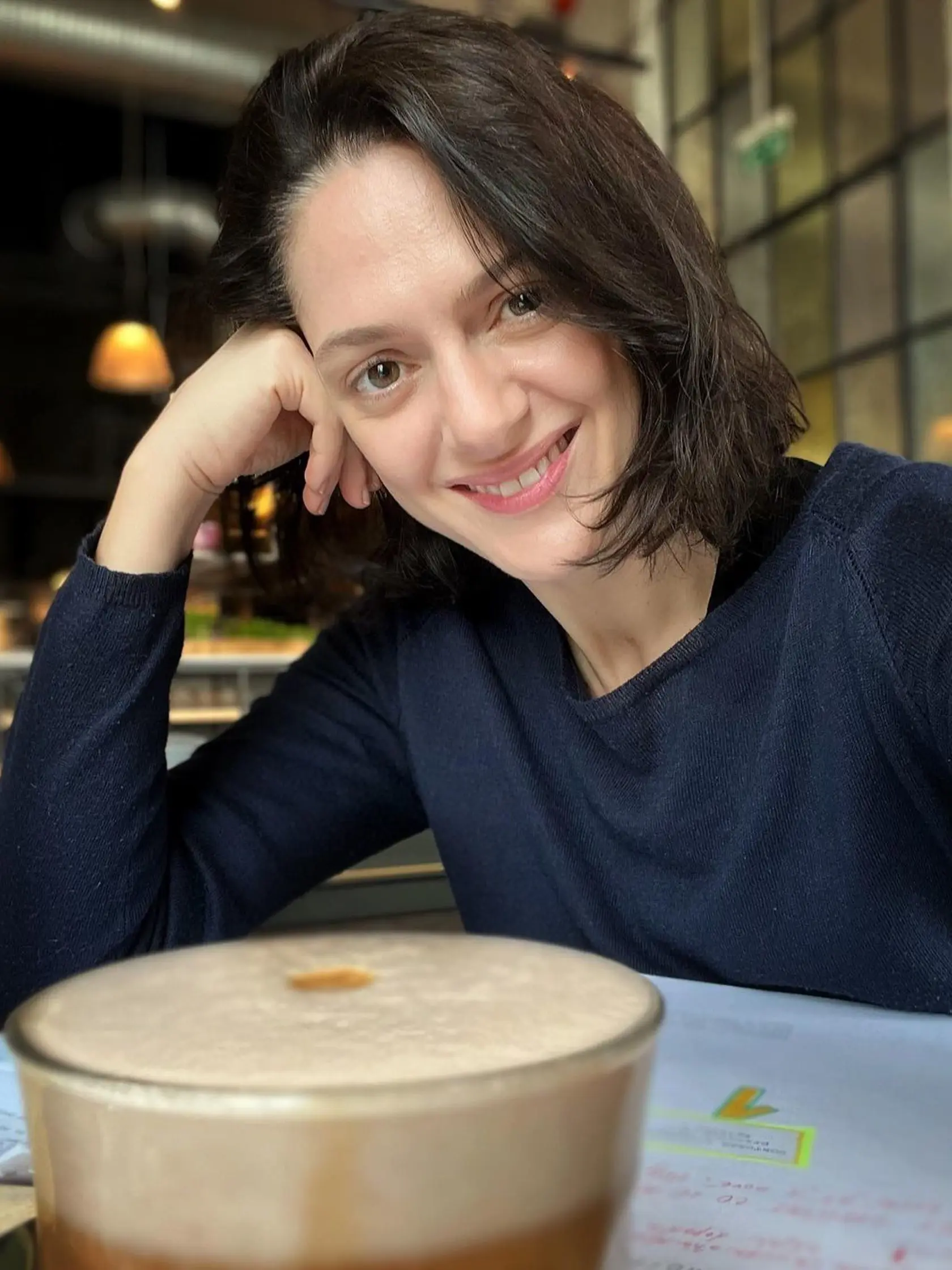 Klára má rada Slovensko. Toto napísala na svoj IG: " Malé a velké radosti v Bratislavě. Strawberry rose latte hmm… Kávička, koláčik, seriál…a môj voľný deň."