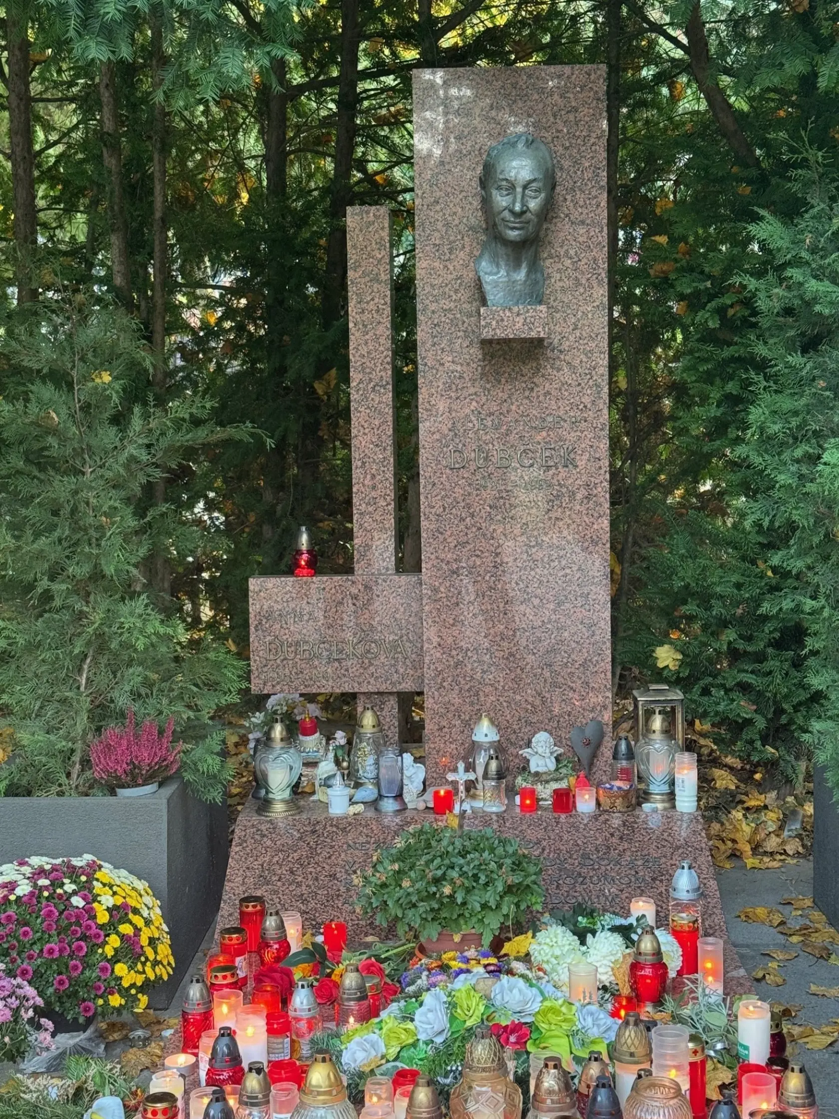 Politik Alexander Dubček, vedúca osobnosť Pražskej jari. Cintorín Slávičie údolie.