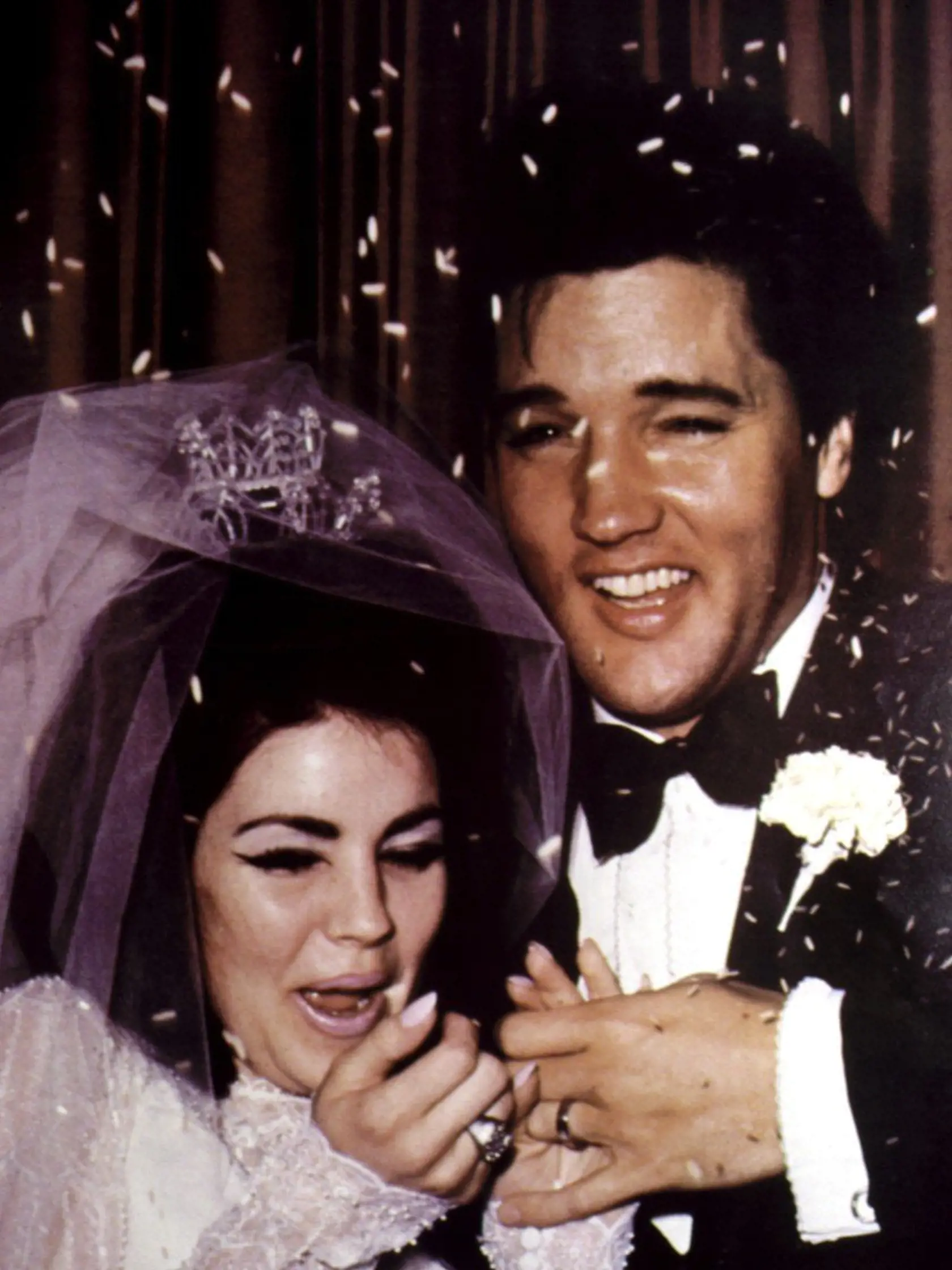 Newlyweds PRISCILLA PRESLEY and ELVIS PRESLEY get pelted with rice, 1967, Image: 98324535, License: Rights-managed, Restrictions: For usage credit please use; Courtesy Everett Collection, Model Release: no, Credit line: Profimedia, Everett