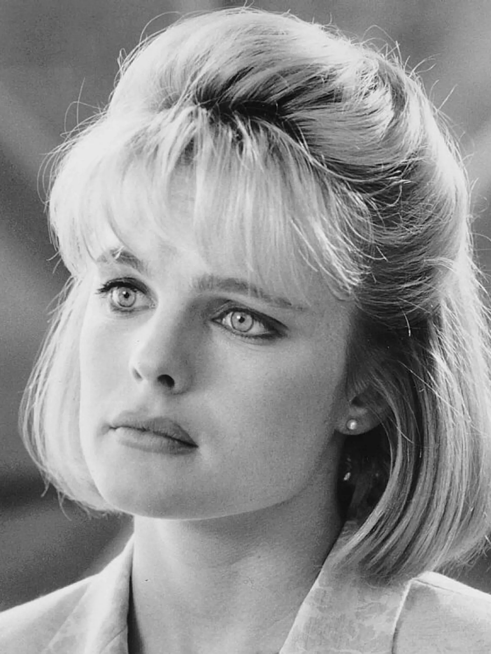 Typický účes 80s Erike Eleniak pristal