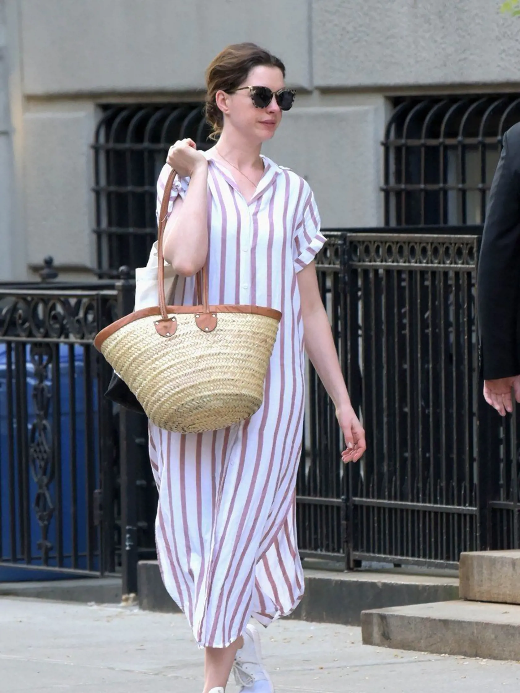 ** RIGHTS: WORLDWIDE EXCEPT IN BELGIUM, FRANCE, GERMANY, GREECE, NETHERLANDS, POLAND, PORTUGAL, SPAIN, SWITZERLAND ** New York, NY  - *EXCLUSIVE* Anne Hathaway takes little Jonathan into her arms while out with husband Adam Shulman, because he did not want to get into the taxi this morning.    Pictured: Anne Hathaway, Jonathan Shulman    BACKGRID USA 9 MAY 2018, Image: 371086289, License: Rights-managed, Restrictions: , Model Release: no, Credit line: Profimedia, AKM-GSI
