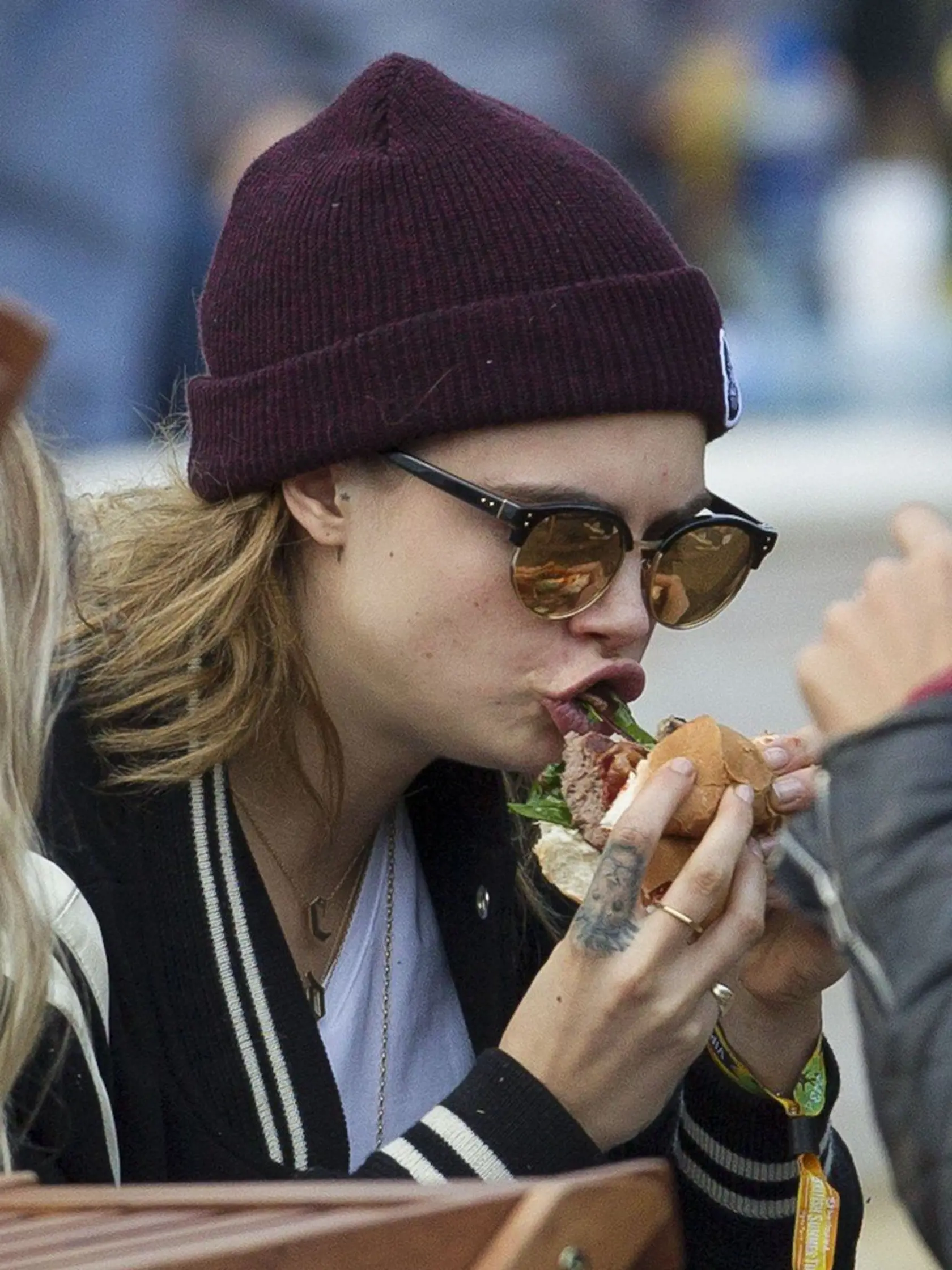 139001, EXCLUSIVE: CARA DE-VOURING! Supermodel Cara Delevingne munches on a juicy burger at the Hyde Park British Summer Time Festival. Cara was joined by her sisters Chloe and Poppy Delevingne as she looked less than her glamorous self eating in the park during the festival. London, United Kingdom - Sunday June 21, 2015. UK, MAIL ONLINE, FRANCE, GERMANY, SCANDINAVIA, & HOLLAND OUT, Image: 250645414, License: Rights-managed, Restrictions: RESTRICTIONS APPLY, Model Release: no, Credit line: Profi