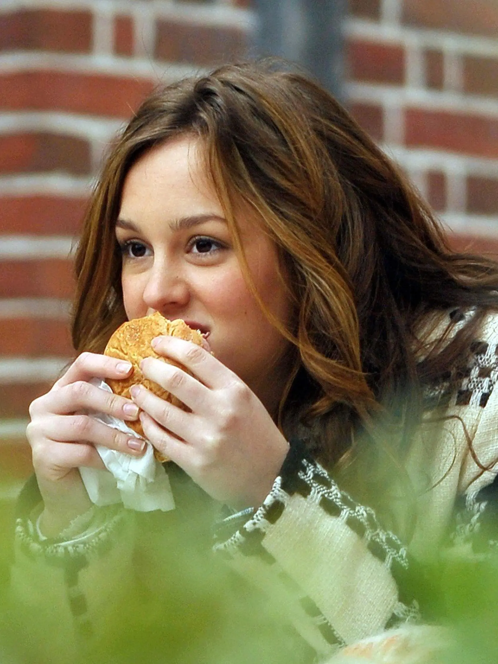 26862. NEW YORK, NEW YORK. Tuesday, December 9, 2008. Gossip Girl Leighton Meester was caught eating a hamburger on the set while filming at the City Museum of New York along 5th Avenue., Image: 28517119, License: Rights-managed, Restrictions: , Model Release: no, Credit line: Profimedia, Pacific coast news