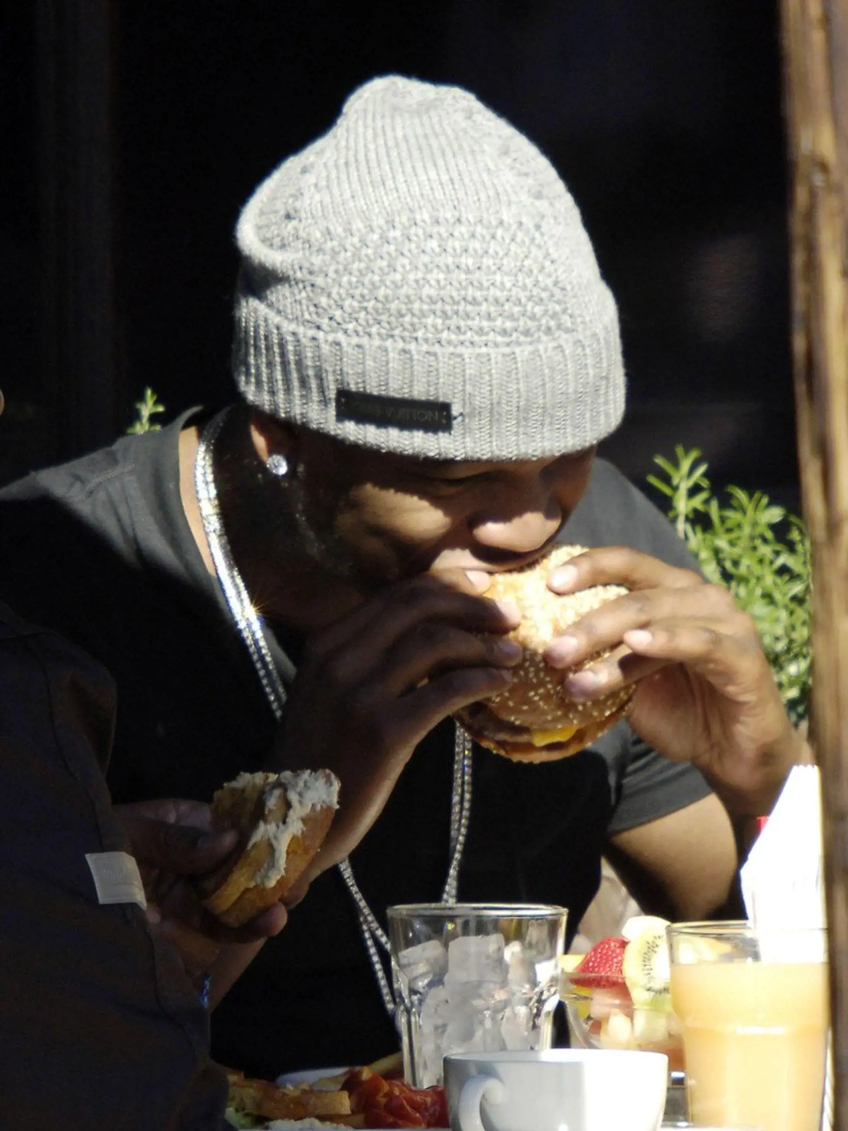 19860, HOLLYWOOD, CALIFORNIA - Tuesday February 5, 2008. R&B songwriter and rapper Ne-Yo enjoys his burger and chips in the sun at Toast in Hollywood. He was dining with a his bodyguard and an unknown female., Image: 24174463, License: Rights-managed, Restrictions: , Model Release: no, Credit line: Profimedia, Pacific coast news