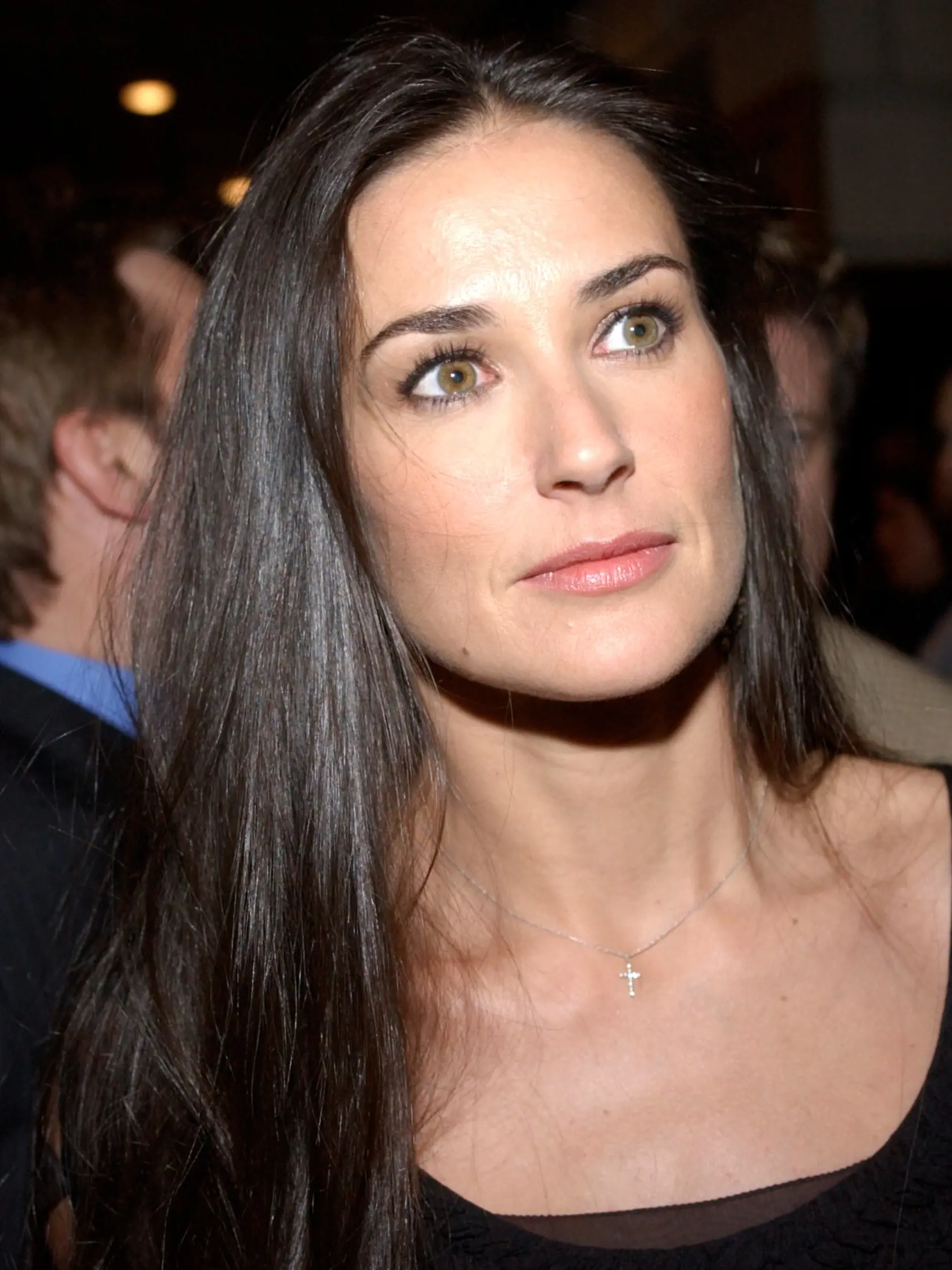 Herečka Demi Moore vzdoruje času a vyzerá o dekády mladšie, ako je. Oproti minulosti vyzerá ako socha a lícne kosti má oveľa výraznejšie, tvár vyzerá pevnejšie a zdvihnutejšie.