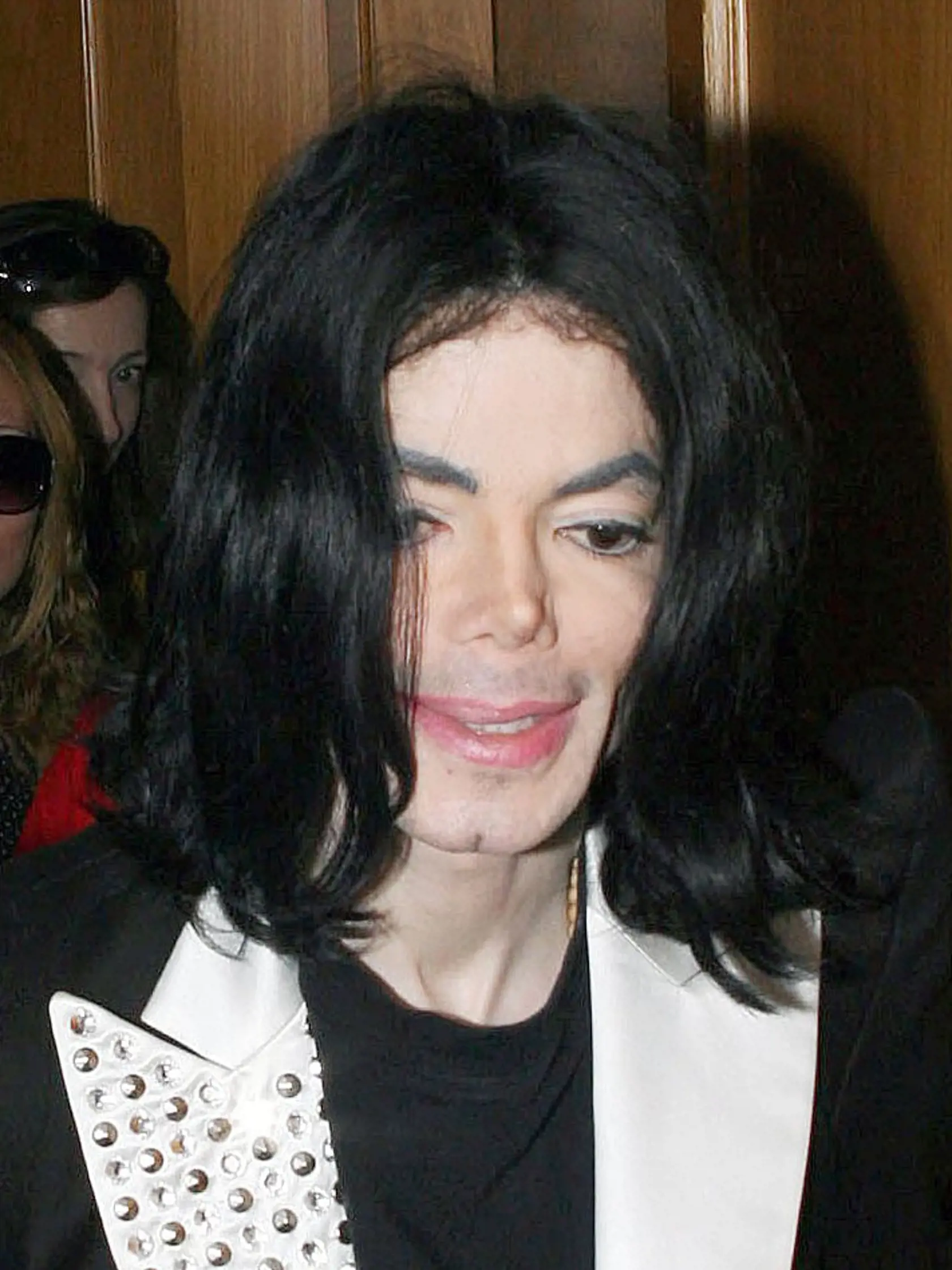 #3037010 Michael Jackson is surrounded by an entourage of concerned looking women as he leaves a dermatology clinic in Beverly Hills, California on May 20, 2009. The King of Pop gave the public a rare glimpse of his face, before quickly hiding behind his hand., Image: 33097858, License: Rights-managed, Restrictions: , Model Release: no, Credit line: Profimedia, Famepictures