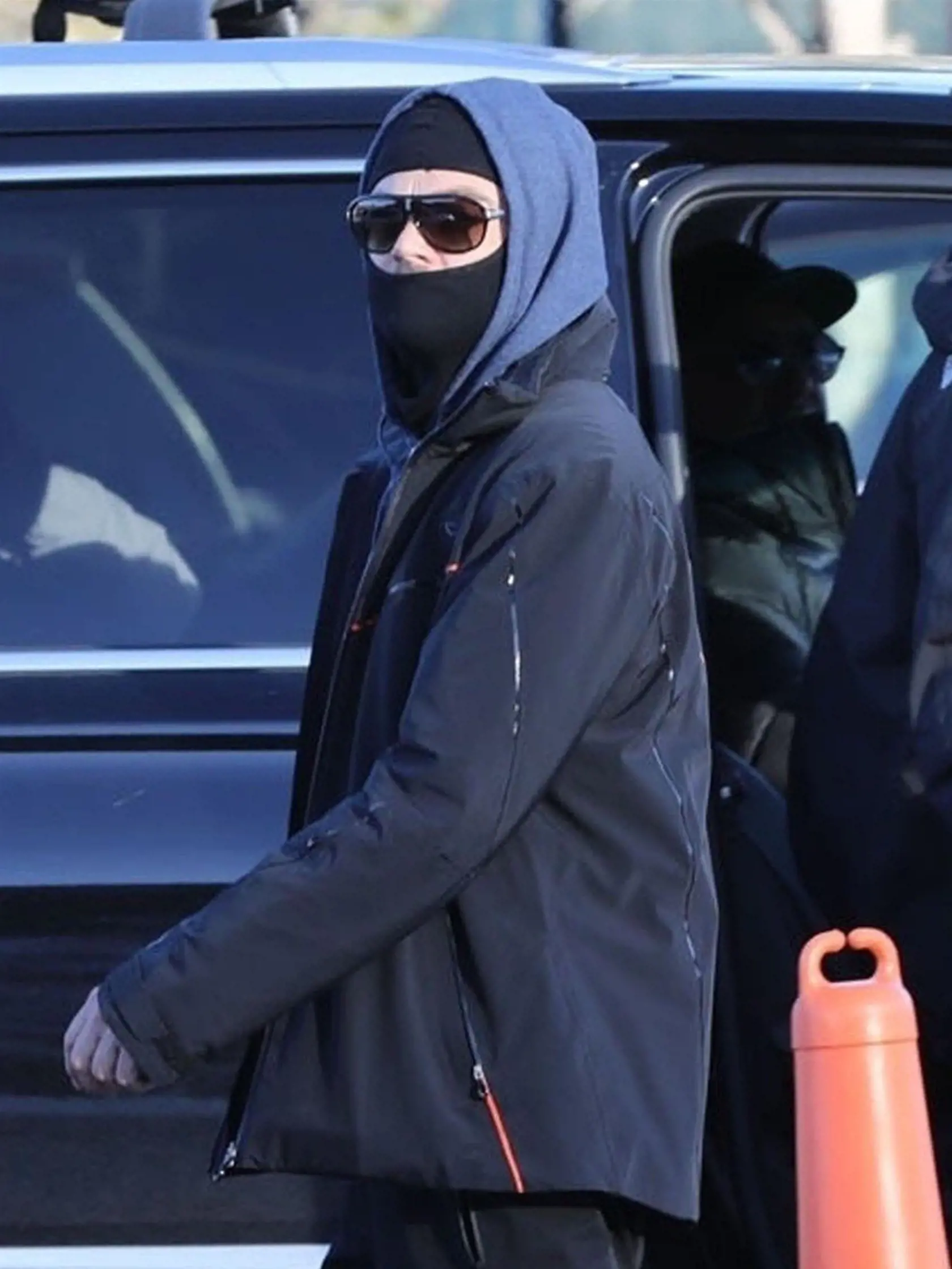 Aspen, CO  - *EXCLUSIVE*  - Leonardo DiCaprio gets some rest and chats with a buddy after a long afternoon hitting the slopes in Aspen. Leo enjoyed a complimentary cup of hot chocolate as he chatted with his friend.    Pictured: Leonardo DiCaprio    BACKGRID USA 29 DECEMBER 2017, Image: 358876330, License: Rights-managed, Restrictions: , Model Release: no, Credit line: Profimedia, AKM-GSI