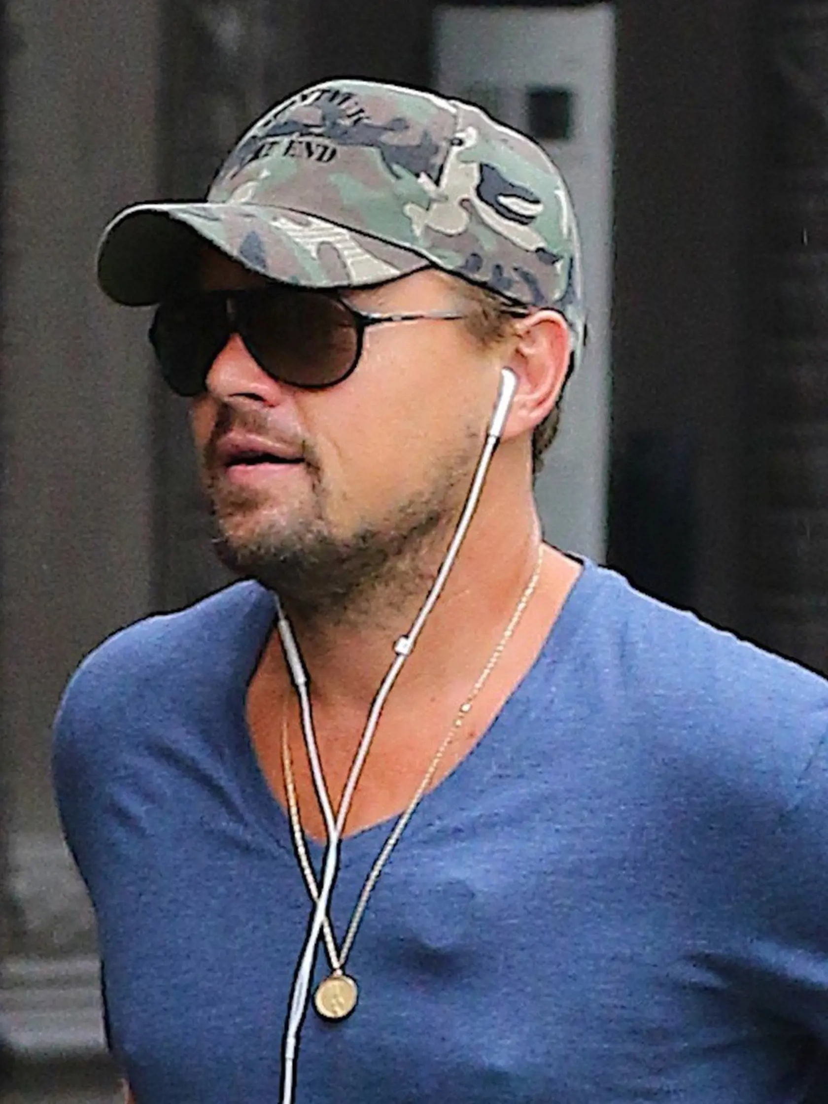 New York, NY  - Leonardo DiCaprio was spotted this afternoon walking around in the East Village with a mysterious circular object on his chest then tries to hide the 'Tony Stark' like accessory with his umbrella.    Pictured: Leonardo Dicaprio    BACKGRID USA 14 JULY 2017, Image: 341869998, License: Rights-managed, Restrictions: , Model Release: no, Credit line: Profimedia, AKM-GSI