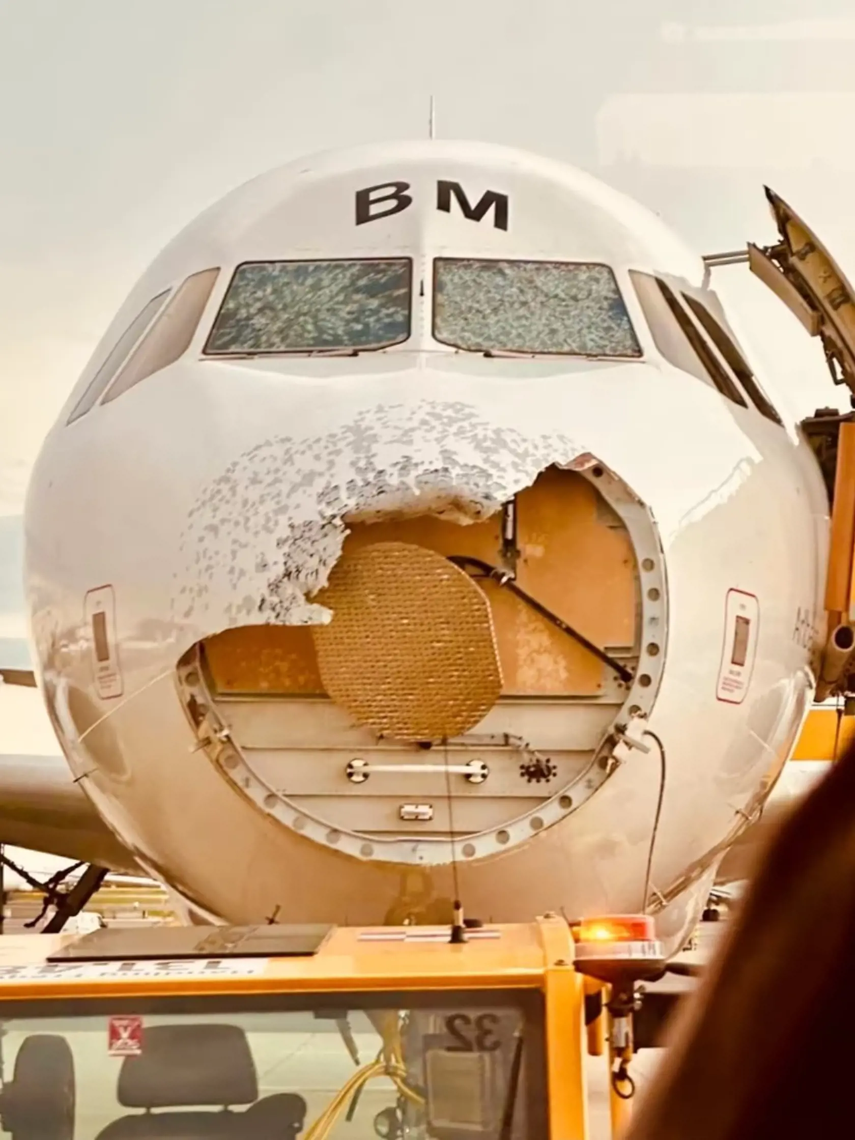 Popraskané okná, odlomený nos: Takto vyzeralo lietadlo rakúskych aeroliniek po tom, čo včera vletelo do krupobitia.