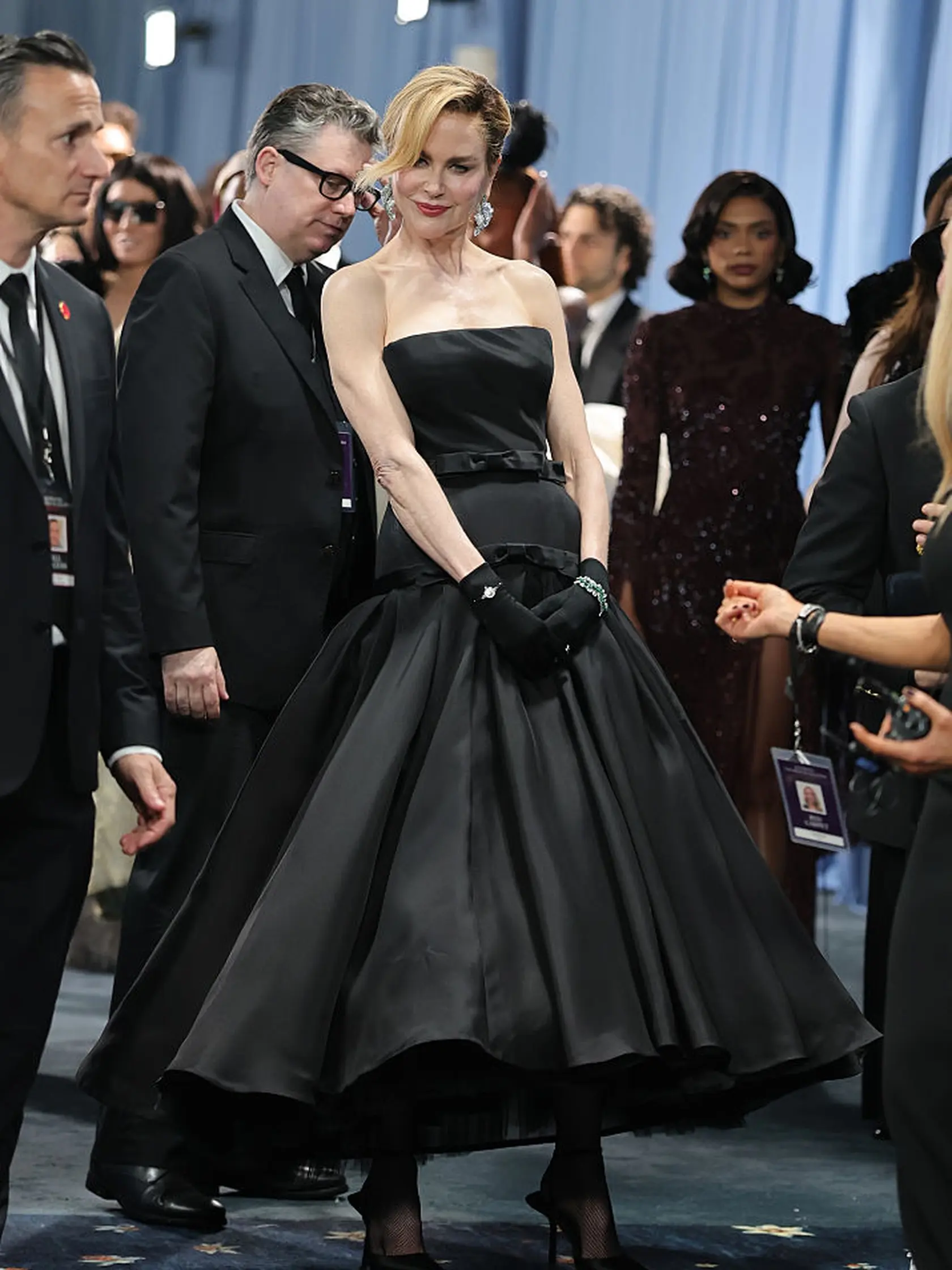 Nicole Kidman na Met Gala prekvapila novým účesom. Spredu to vyzeralo, že má vlasy zopnuté dozadu, keď sa otočila, bolo jasné, že dlhé vlasy sú minulosťou. 