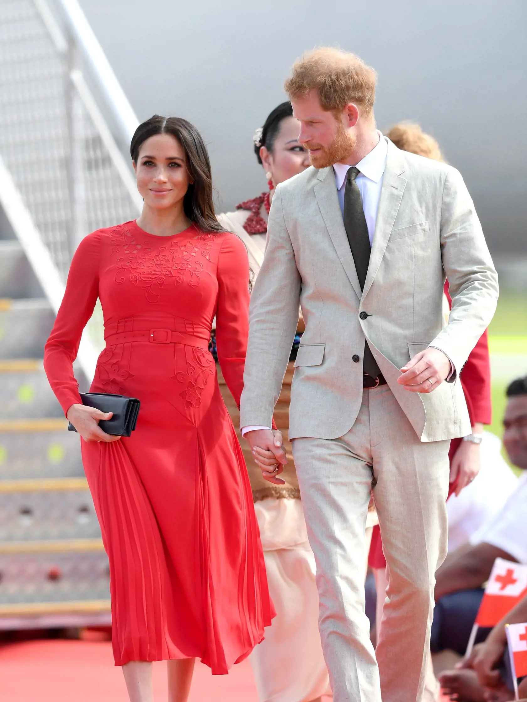 FUA'AMOTU, TONGA - OCTOBER 25:  Meghan, Duchess of Sussex and Prince Harry, Duke of Sussex arrive at Fua'amotu Airport on October 25, 2018 in Nuku'alofa, Tonga. The Duke and Duchess of Sussex are on their official 16-day Autumn tour visiting cities in Australia, Fiji, Tonga and New Zealand.  (Photo by Karwai Tang/WireImage)