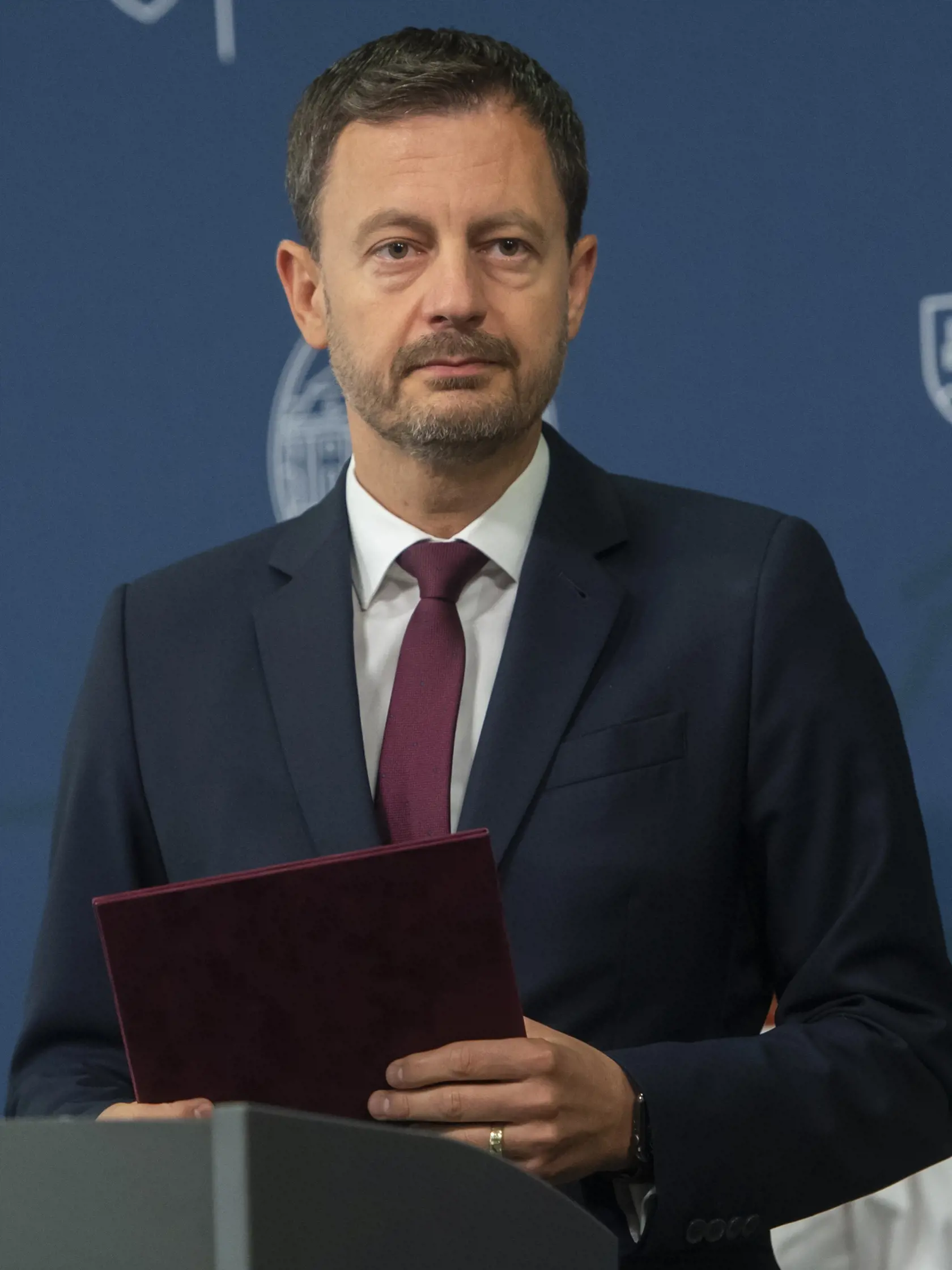 Eduard Heger problém zatiaľ stále nevyriešil, prvý minister jeho vlády už podal demisiu.