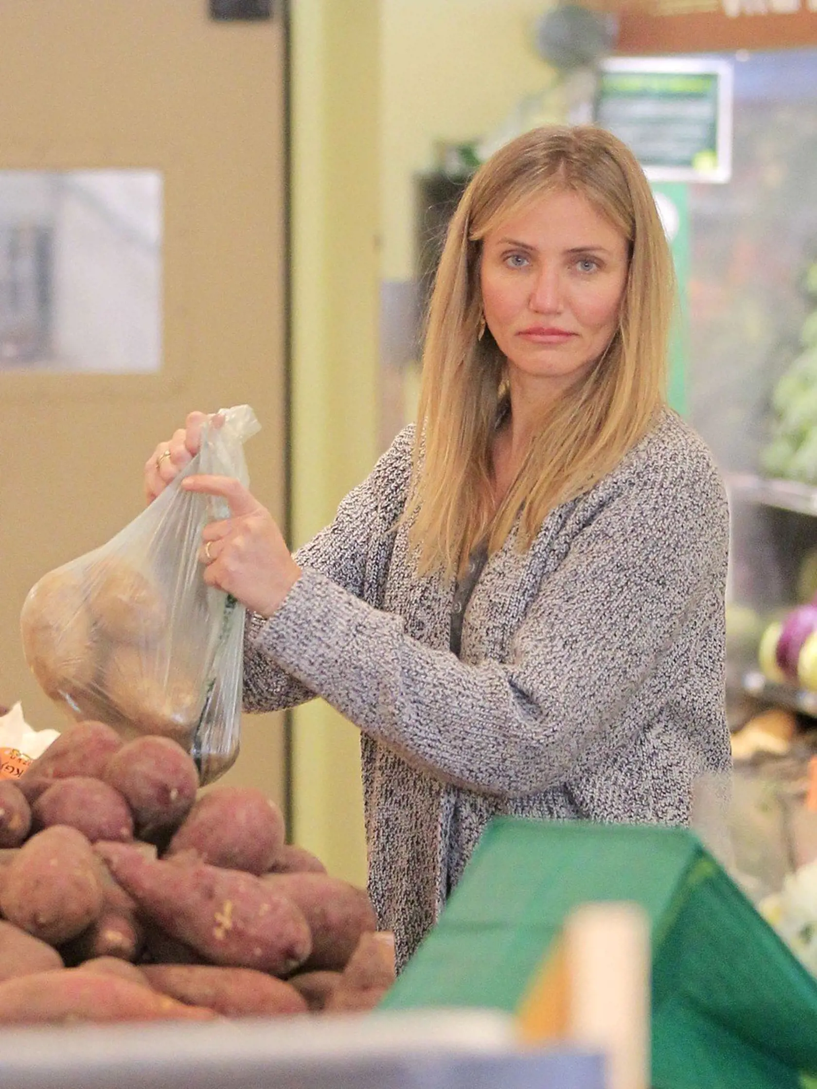 Exclusive... 52304223 Cameron Diaz goes Super Bowl shopping in Beverly Hills, California on February 4, 2017. The actress ended up with several bags of groceries, and some flowers., Image: 315348164, License: Rights-managed, Restrictions: , Model Release: no, Credit line: Profimedia, FameFlynet USA