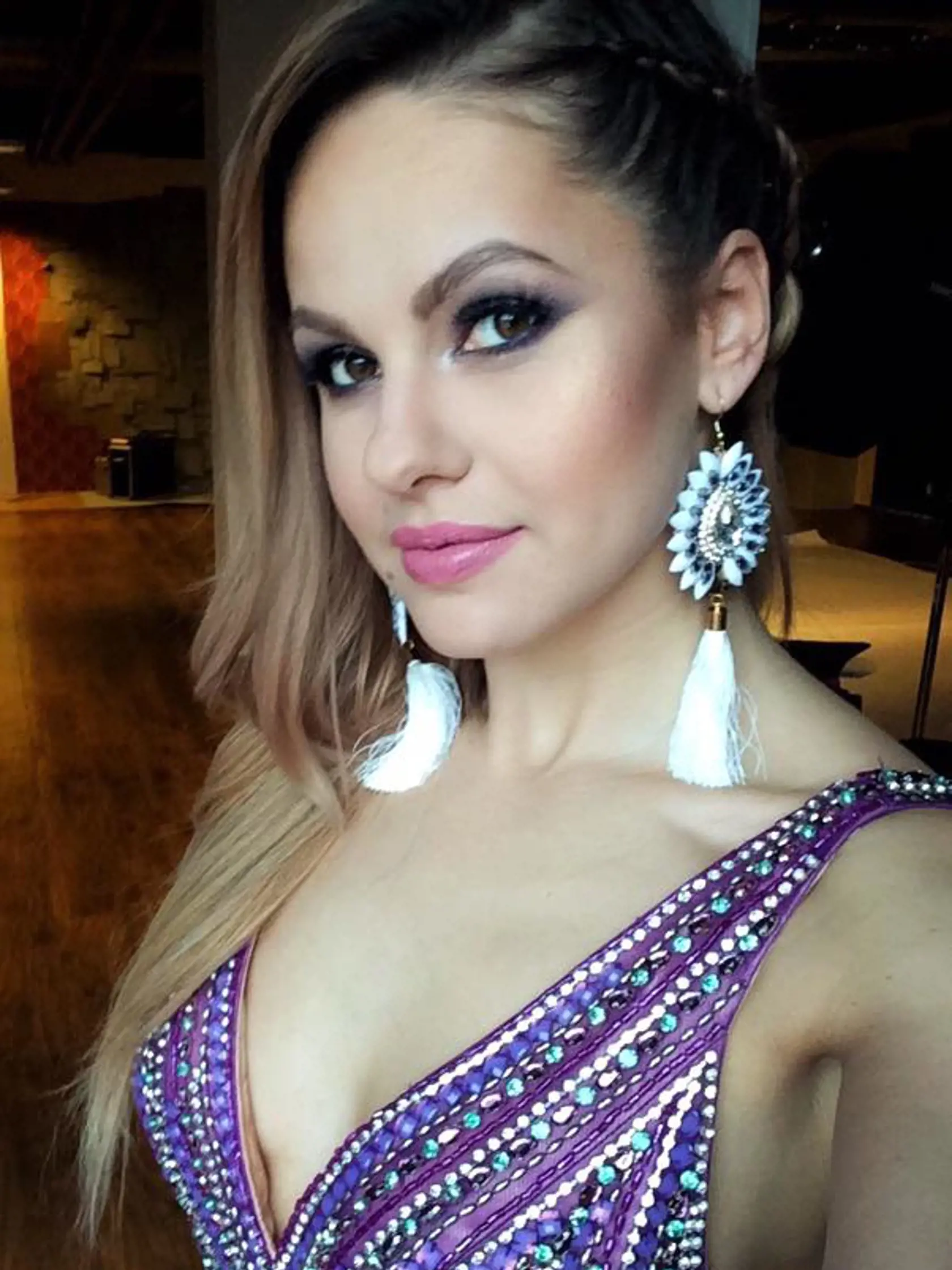 Lina najradšej nakupuje sama. Aj tieto šaty na ples? Sú úžasné? 