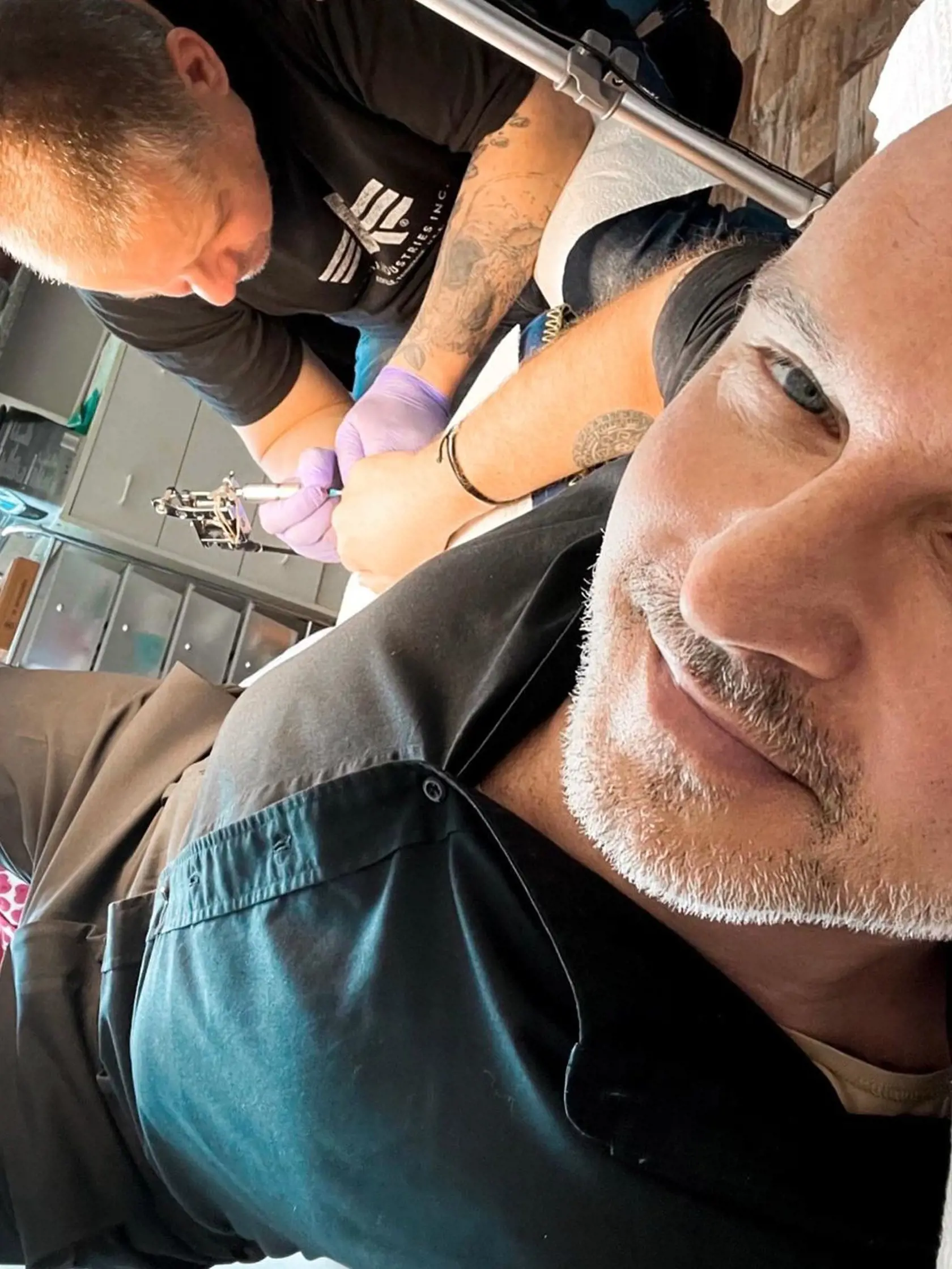 Aktuálne opäť zhodil formálny obleky, aby ukázal nové tetovanie! Sledovateľov prekvapil fotografiou z tetovacieho salóna. „Pribudlo ďalšie tetovanie. Ostal som napokon pri jednoduchej klasike,“ píše Branislav Gröhling.