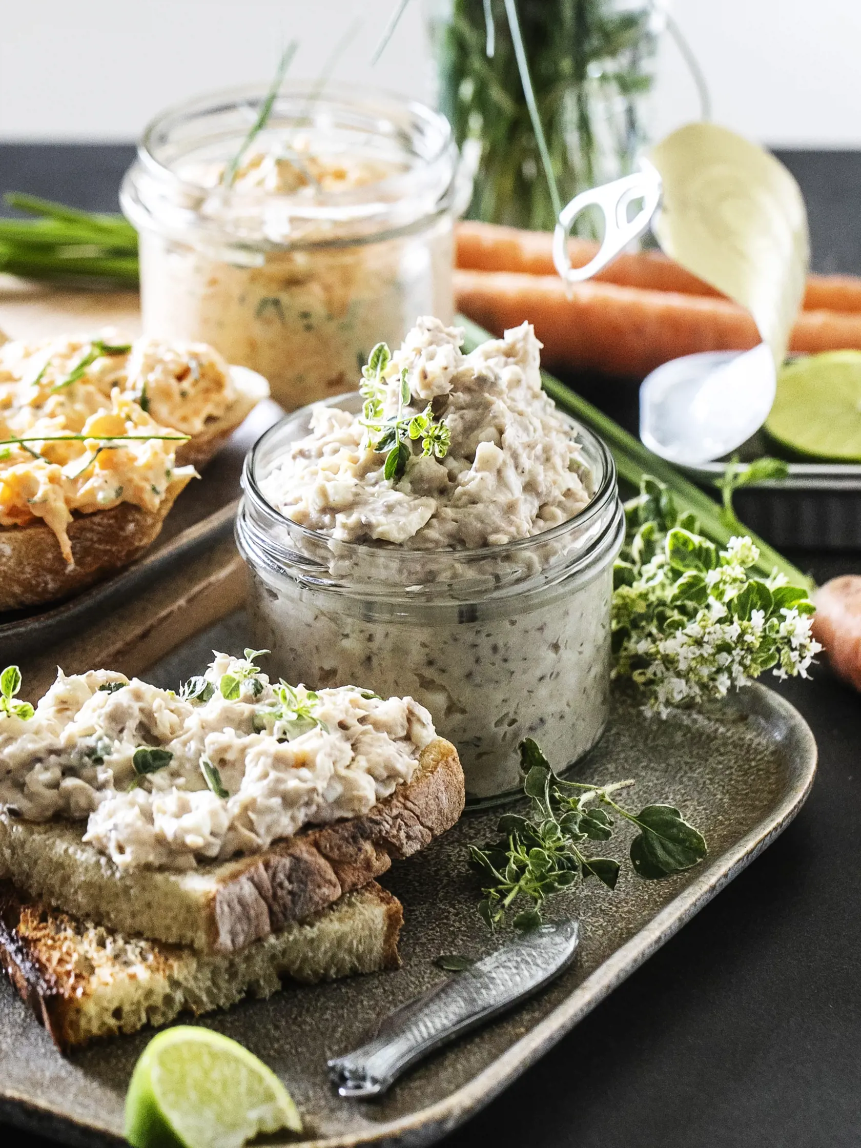 mrkvová a rybacia nátierka, S Veronikou a jej deťmi

recept:
4 PORCIE, PRÍPRAVA 30 MINÚT, VARENIE 9 MINÚT
Na mrkvovú nátierku:
• 100 g mrkvy • 125 g čerstvého syra (Lučina) • 2 lyžice parmezánu • 2 lyžice hustého jogurtu
• citrónová šťava • soľ, korenie
• pažítka • chlieb
Na rybaciu nátierku:
• 2 vajcia • 80 g sardiniek vo vlastnej šťave • 1 šalotka • 100 g jemného tvarohu • 1 lyžička plnotučnej horčice • 1 strúčik cesnaku • soľ, korenie • limetková šťava • če
