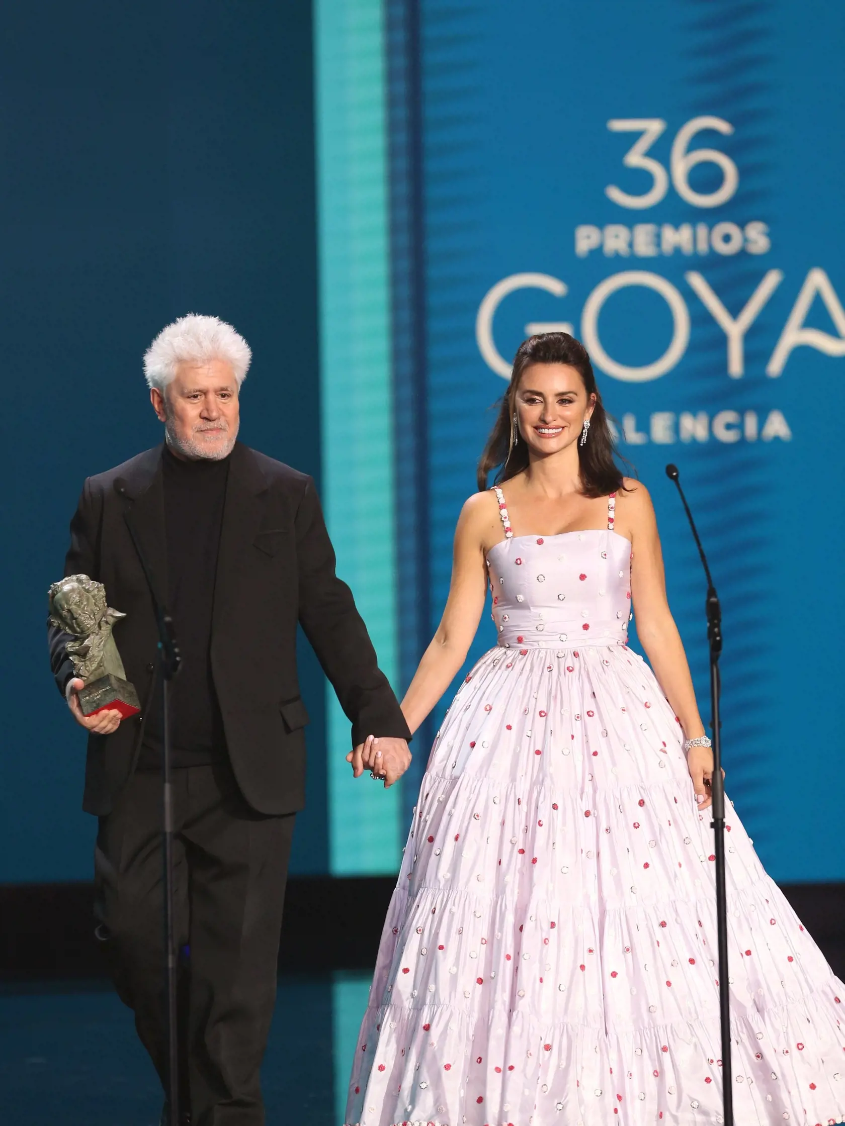 EBE 12 Valencia - Na snímke vľavo španielsky filmový režisér Pedro Almodóvar a herečka Penélope Cruzová na 36. ročníku udeľovania španielskych filmových cien Goya vo Valencii 12. februára 2022. FOTO TASR/AP

Pedro Almodovar, left, and Penelope Cruz walk on stage during the ceremony for the 36th Goya Awards Gala on Saturday, February 12, 2022, in Valencia, Spain. (AP Photo/Alberto Saiz)