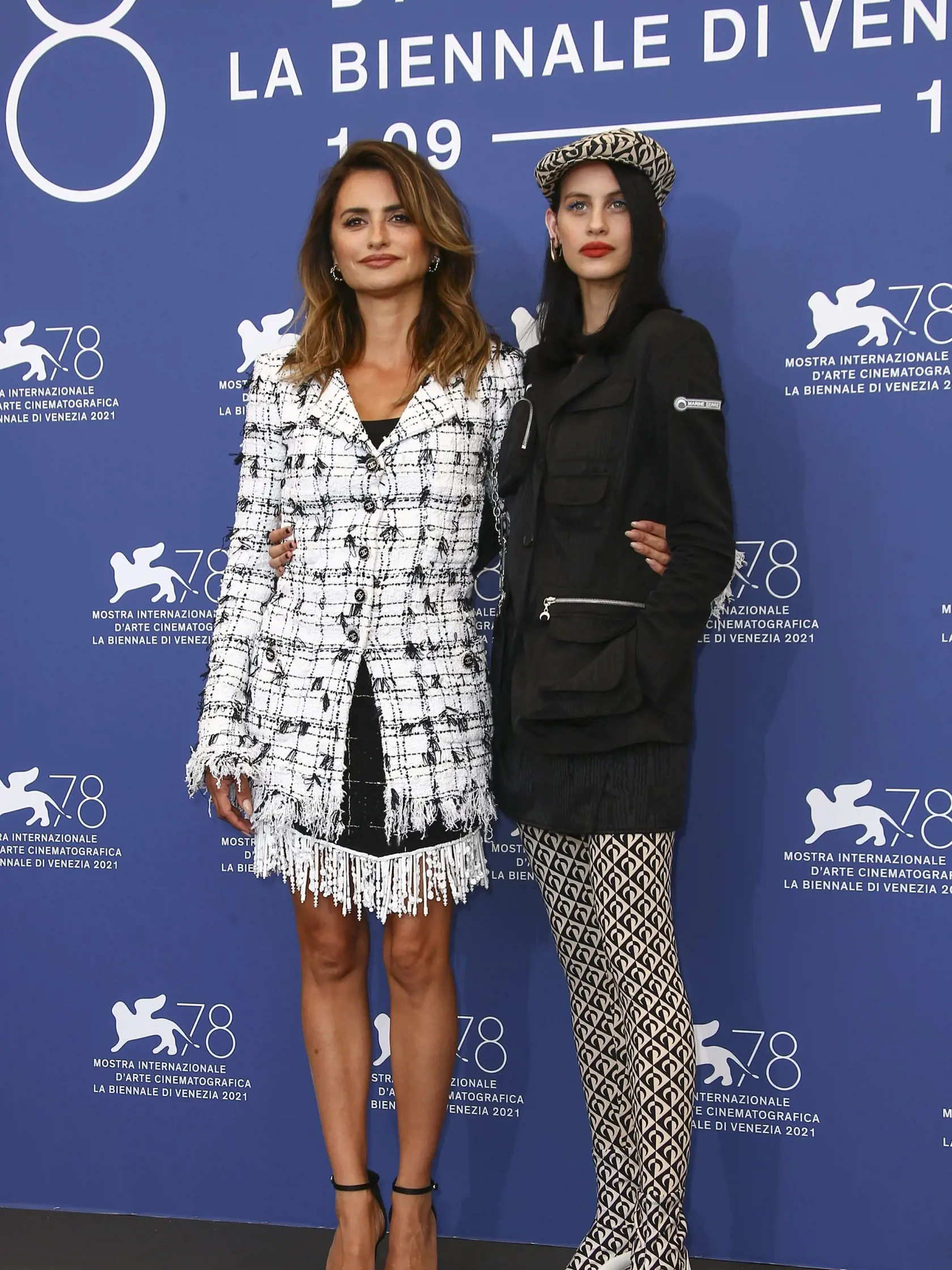 EBE 49 Benátky - Na snímke sprava španielske herečky Milena Smitová (Ana) a Penélope Cruzová (postava Janis) pózujú pred svetovou premiéru otváracieho filmu Parallel Mothers na 78. ročníku medzinárodného filmového festivalu v Benátkach 1. septembra 2021. FOTO TASR/AP


Milena Smit, right, and Penelope Cruz pose for photographers at the photo call for the film 'Parallel Mothers' during the 78th edition of the Venice Film Festival in Venice, Italy, Wednesday, Sep, 1, 2021. (Photo by Joel C Ryan/In