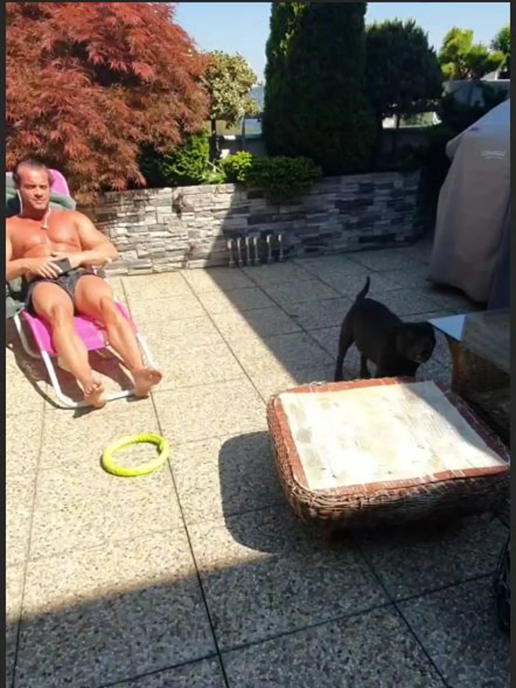 Zora pracuje a manžel sa opaľuje.
