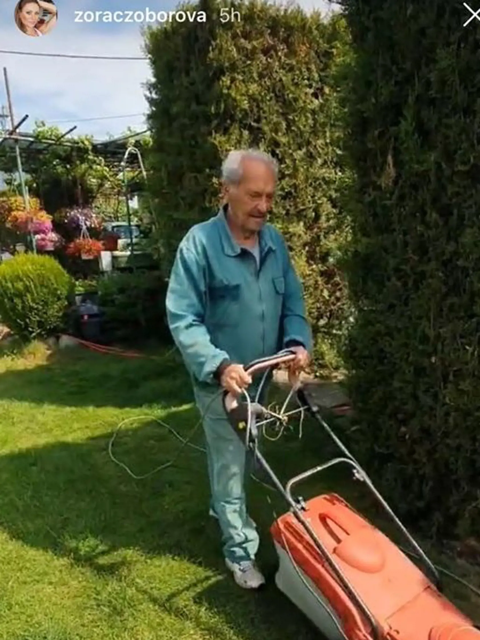O trávnik na chalupe Zory Czoborovej sa stará jej 87-ročný otec.