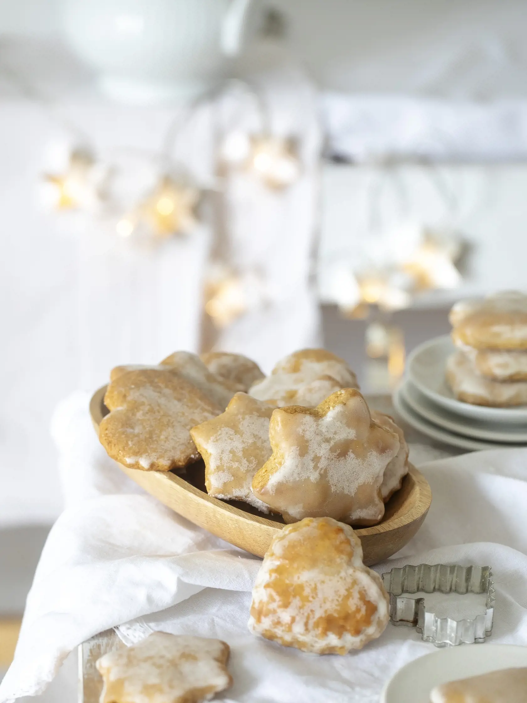 tradičné nemecké medovníčky
recept:
30 KUSOV, PRÍPRAVA 25 MINÚT, PEČENIE
12 AŽ 15 MINÚT, ODLEŽANIE CESTA 24 HODÍN
Na cesto:
• 170 g medu • 200 g trstinového cukru muscovado • 60 g masla • 1 lyžička pomarančovej kôry • 1 lyžička citrónovej kôry • 1 lyžička kypriaceho prášku
• pol lyžičky sódy bikarbóny • štipka soli • 2 lyžičky mletej škorice • pol lyžičky perníkového korenia • štvrť lyžičky mletého sušeného zázvoru • štvrť lyžičky mletých klinčekov • štvrť lyžičky mletého
muškátového orieška • štipka bieleho korenia • 1 vajce L • 300 g hladkej múky • 100 g mletých mandlí
Na glazúru:
• 120 g práškového cukru • 1 lyžica citrónovej šťavy • 1 lyžička vanilkovej pasty • 1 lyžička rumu
1. Med s cukrom na miernom plameni zohrejte, tak aby sa cukor úplne rozpustil. Pridajte nakrájané maslo, obe citrusové kôry a rozmiešajte do rozpustenia. Vmie- šajte kypriaci prášok, sódu bikarbónu, soľ, všetko korenie a vajíčko.
2. Pridajte múku s mletými mandľami
a vypracujte mäkké a mierne lepivé cesto. Cesto zabaľte do potravinárskej fólie a od- ložte aspoň na hodinu chladničky, ideálne však cez noc.
3. Oddýchnuté cesto rozvaľkajte na hrúbku približne 5 mm a vykrajujte z neho srdiečka, hviezdičky alebo iné obľúbené tvary. Vykro- jené medovníčky poukladajte na plech vy- ložený papierom na pečenie a pečte v rúre vyhriatej na 180 °C približne 12 minút.
4. Kým sa medovníčky pečú, pripravte si polevu zmiešaním všetkých surovín. Po upečení, medovníčky preložte na mriežku, aby trochu vychladli a potom ich ešte teplé potrite polevou. Polevu nechajte zaschnúť
a ak chcete mať medovníčky ešte svetlejšie, potrite ich druhou vrstvou polevy.