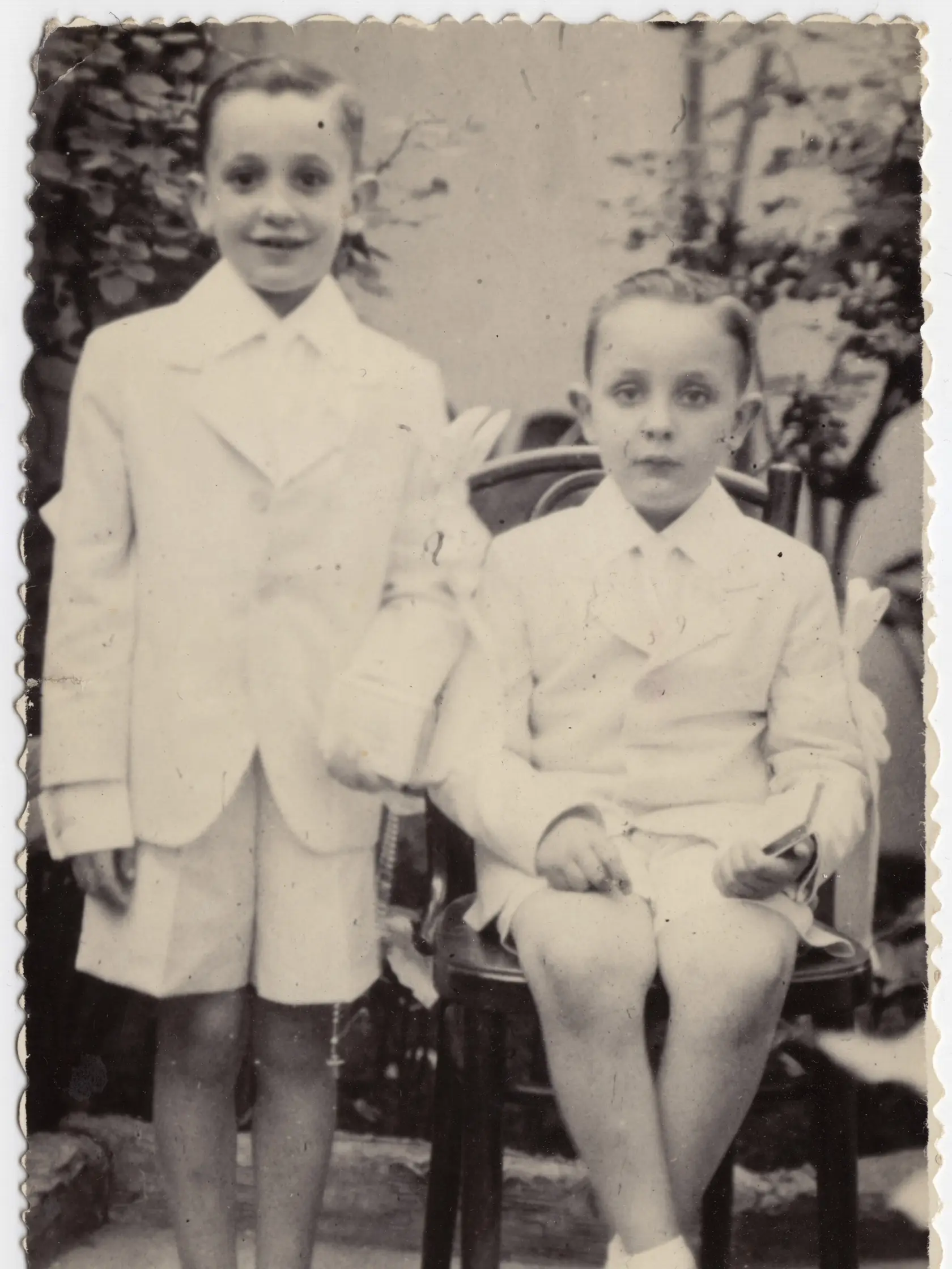 Na nedatovanej ilustračnej fotografii, ktorú poskytla Maria Elena Bergogliová, je Jorge Mario Bergoglio (vľavo) a jeho brat Oscar, ako pózujú na fotografii v Buenos Aires v Argentíne. 
