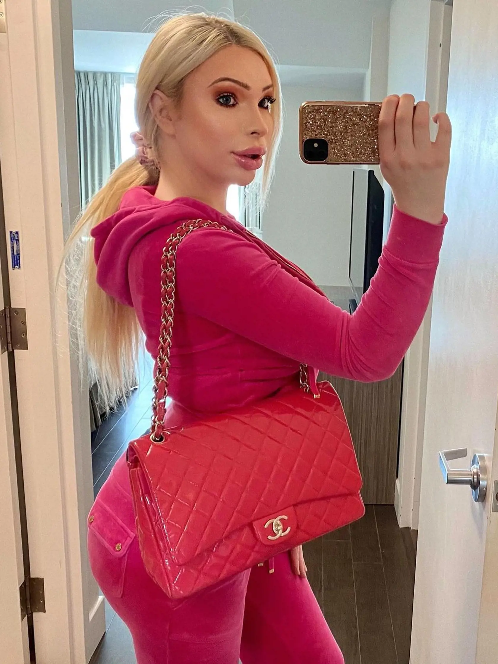 Serena Smith z Beverley Hills v Kalifornii má len 23 rokov, no za sebou už má početné množstvo plastických operácií. Jej snom bolo podobať sa idolom z éry zlatého Hollywoodu akými bola Marilyn Monroe či Jayne Mansfield. Na plastické operácie už minula bezmála 50-tisíc. S výsledkom však stále nie je spokojná.