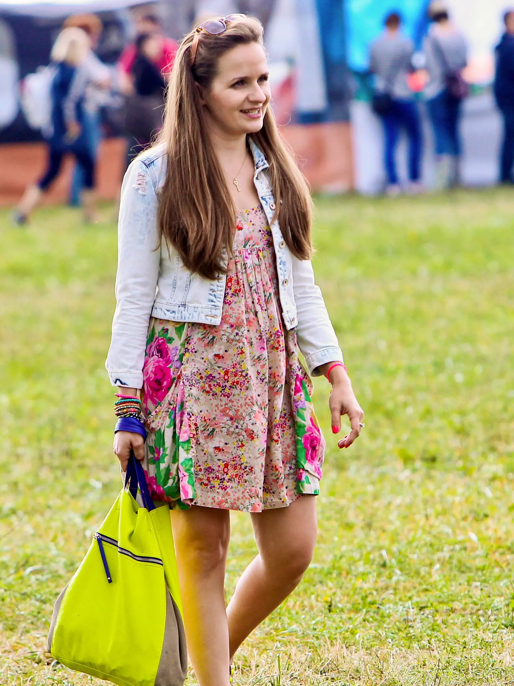 Na trencianskom letisku pokracuje druhym dnom 17 rocnik letneho hudobneho festivalu Bazant Pohoda 2013. Medzi navstevnikmi sa objavila aj herecka Zuzana Sebova so svojim partnerom, hercom Michalom Kubovcikom.
