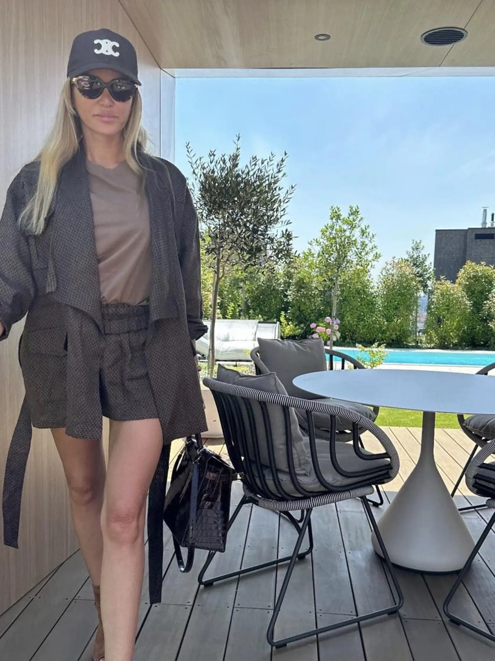 Alena Pallová sa pochválila novým luxusným domom v Bratislave, do ktorého sa nedávno presťahovala z Pezinka. Vonku má krásny bazén.