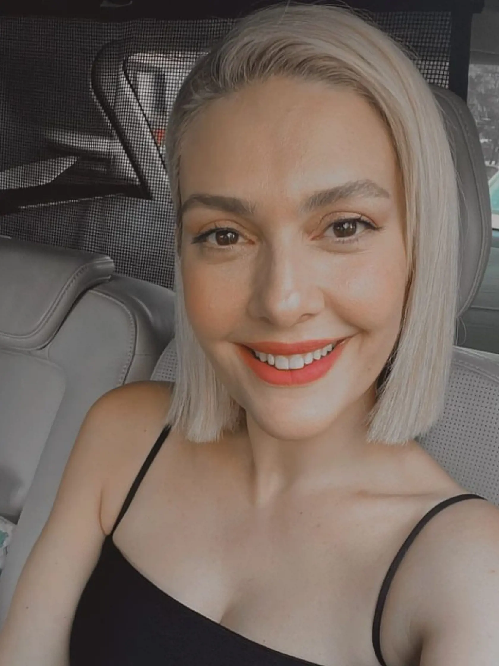 Berguzar sa rozhodla pre platinovú blond. Čo na ňu poviete?