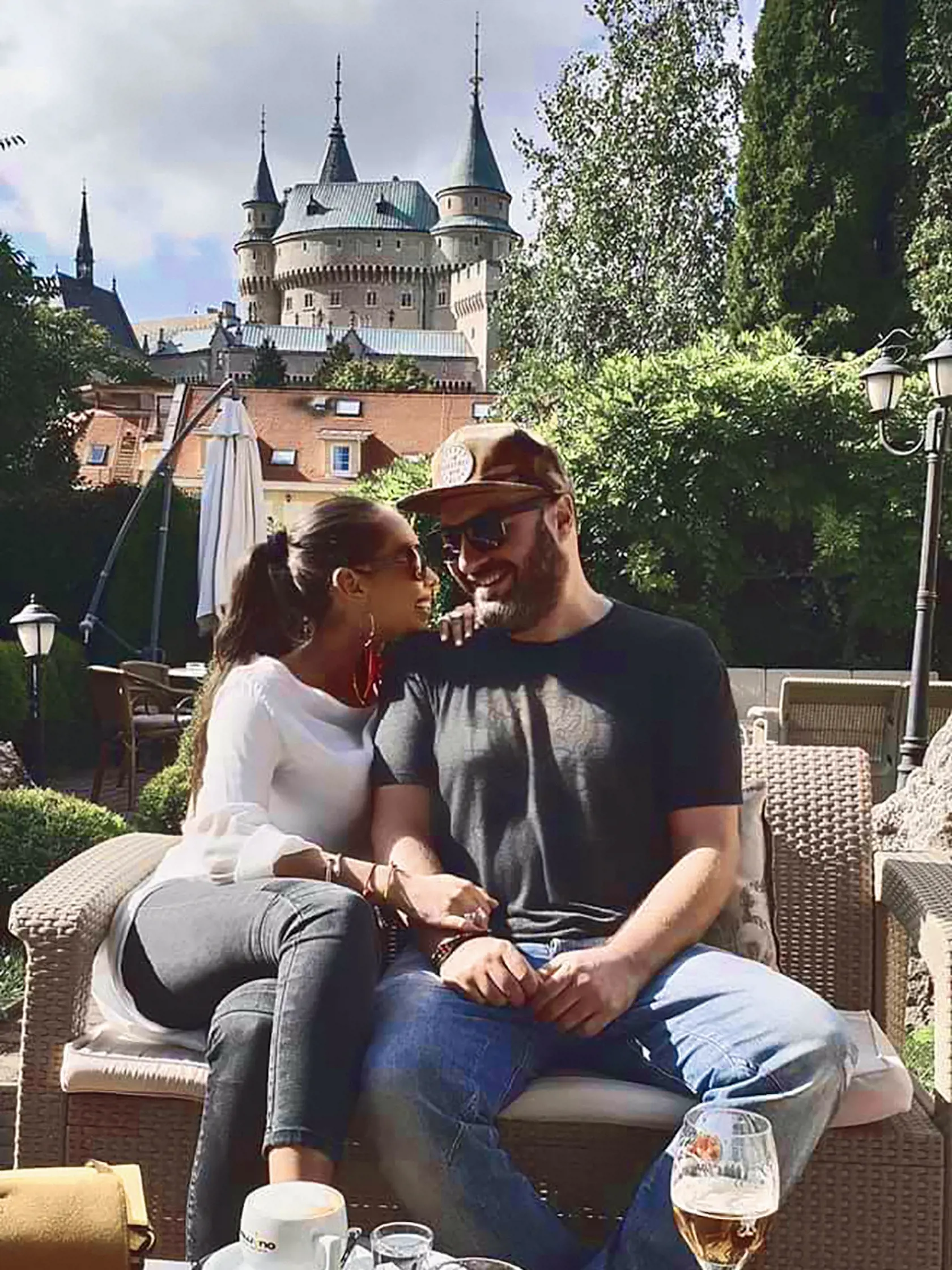 Muzikant sa zahľadel do tmavovlasej Denisy.