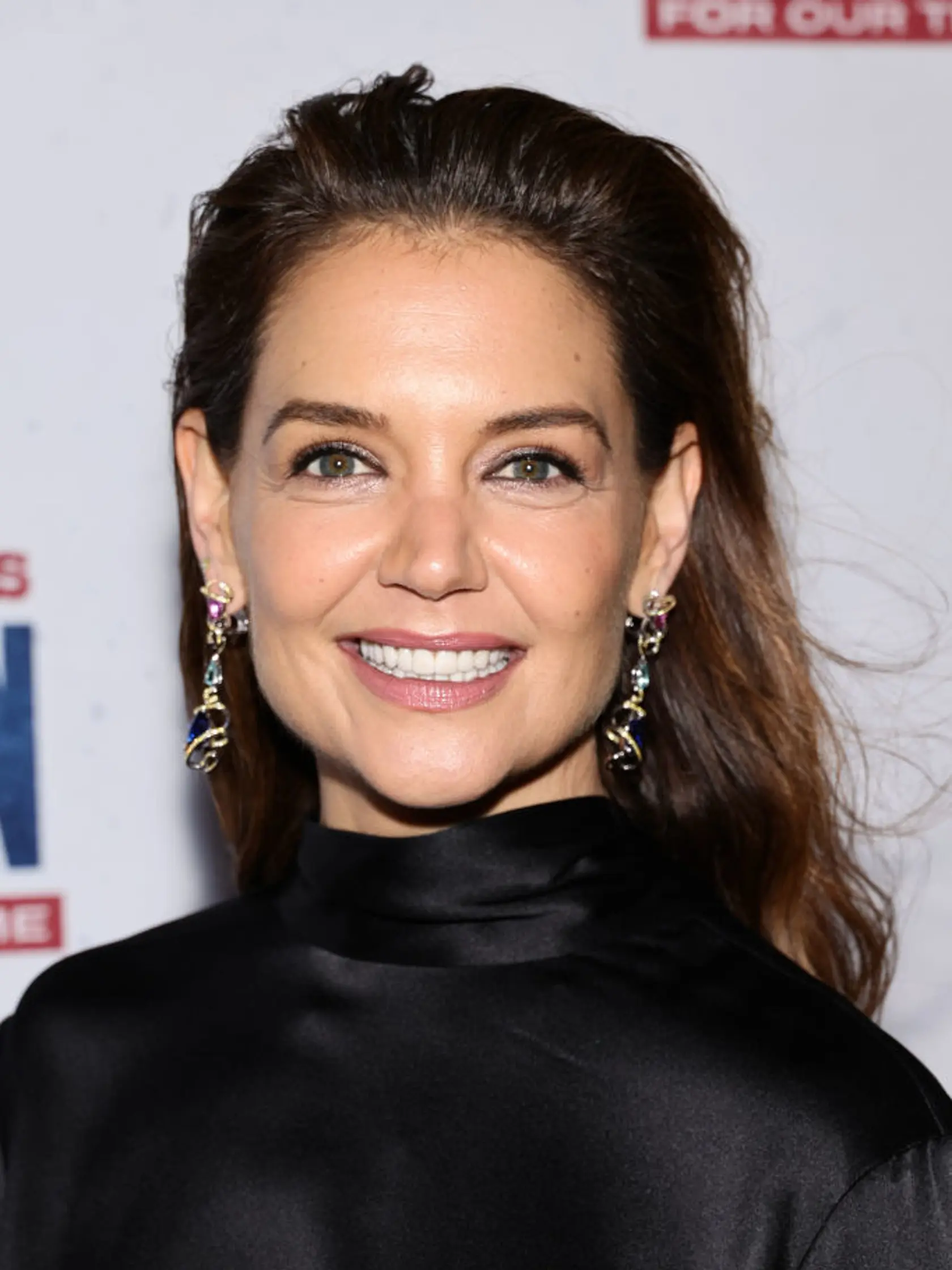 Takto vyzerá Katie Holmes, keď sa vyfintí na nejakú spoločenskú udalosť. Krásna.