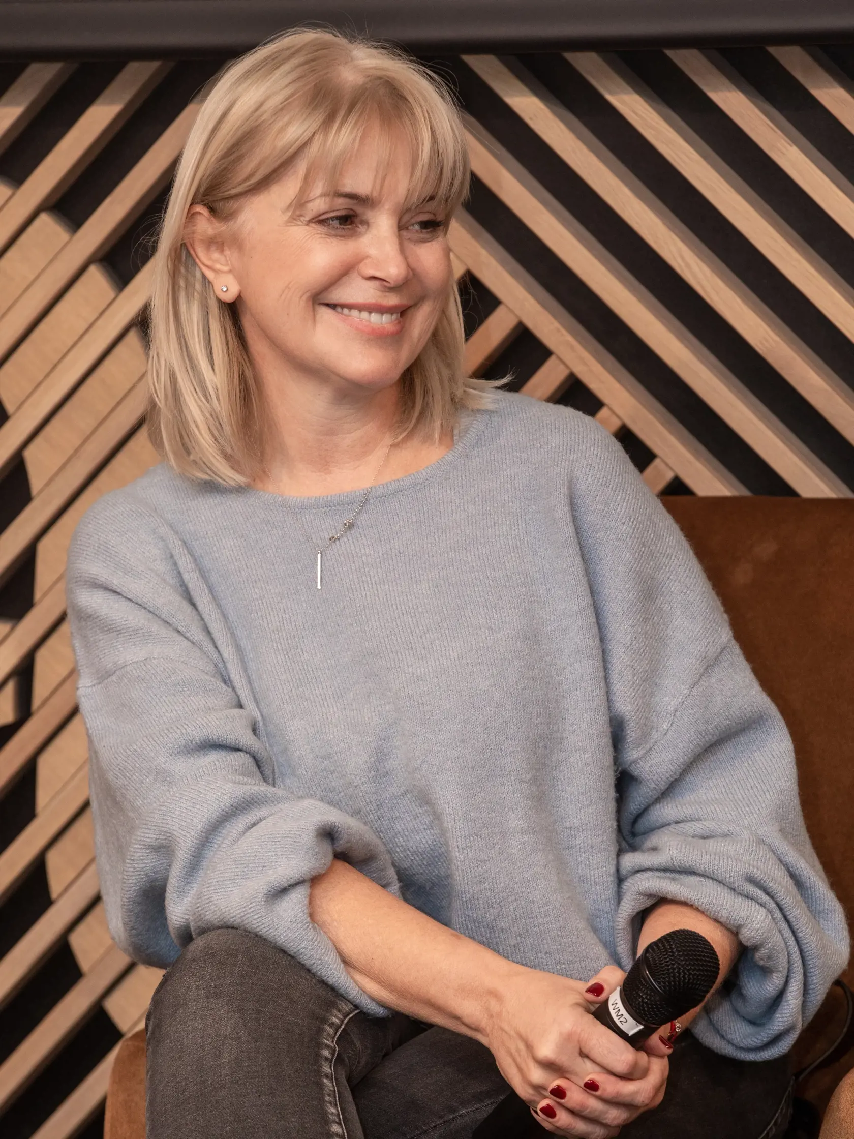Na snímke je slovenská herečka, dabérka, moderátorka a pedagogička Zuzana Vačková na besede a krste knihy Sexuálna výchova v bratislavskom knihkupectve Panta Rhei.