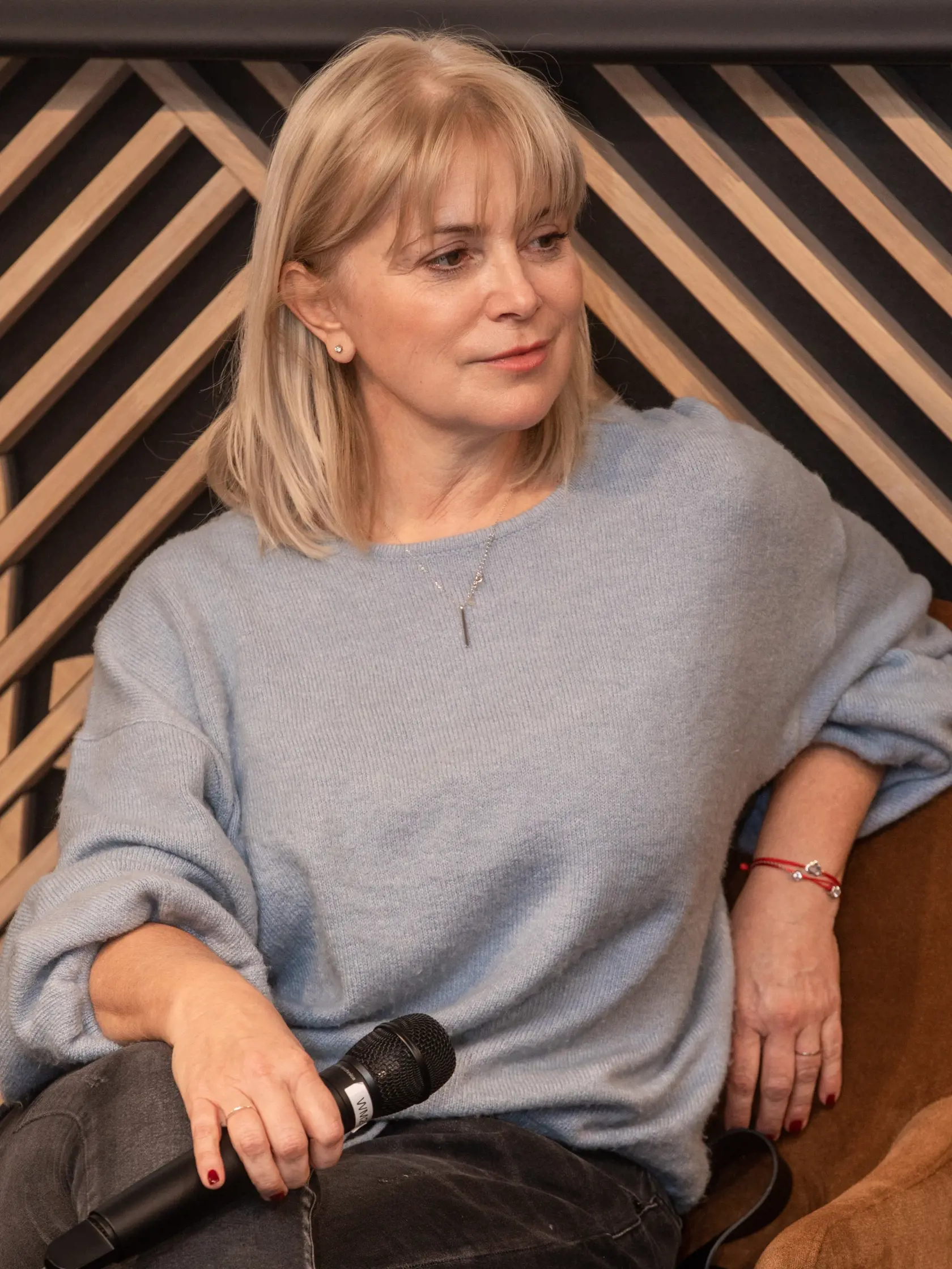 Na snímke je slovenská herečka, dabérka, moderátorka a pedagogička Zuzana Vačková na besede a krste knihy Sexuálna výchova v bratislavskom knihkupectve Panta Rhei.